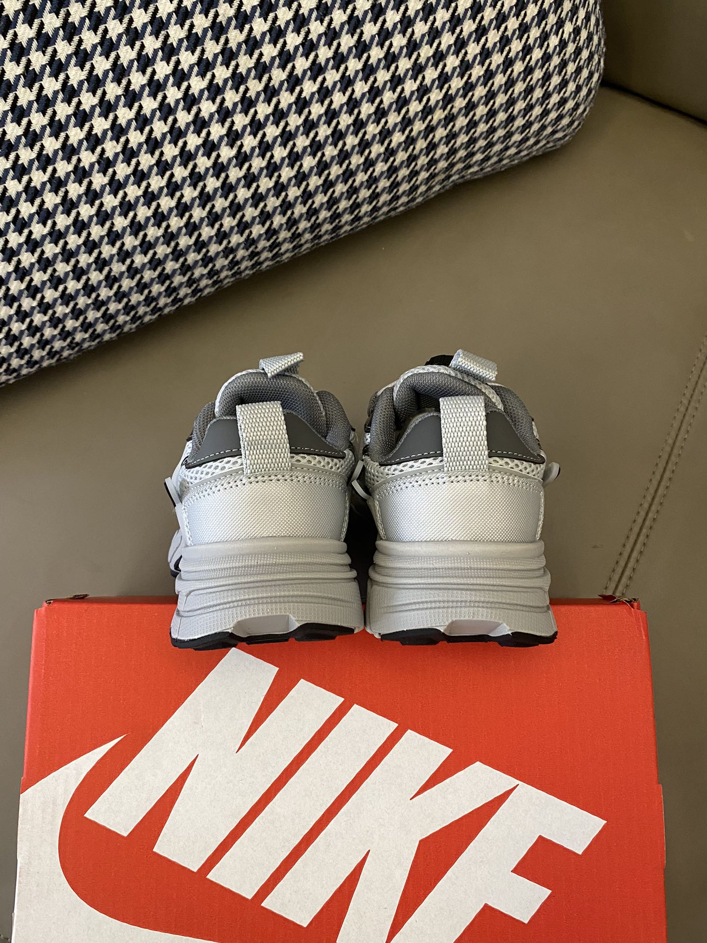 图片[7]-原图直出🌟 NK V2K网面旋转扣老爹鞋也是绝了 外观搭配起来毫不费力🎊整体简约时尚复古感🈵🈵透气网面与皮革拼接，质感细腻柔软不闷脚💨旋转扣方便穿脱✔️鞋底防滑耐磨-选品中心