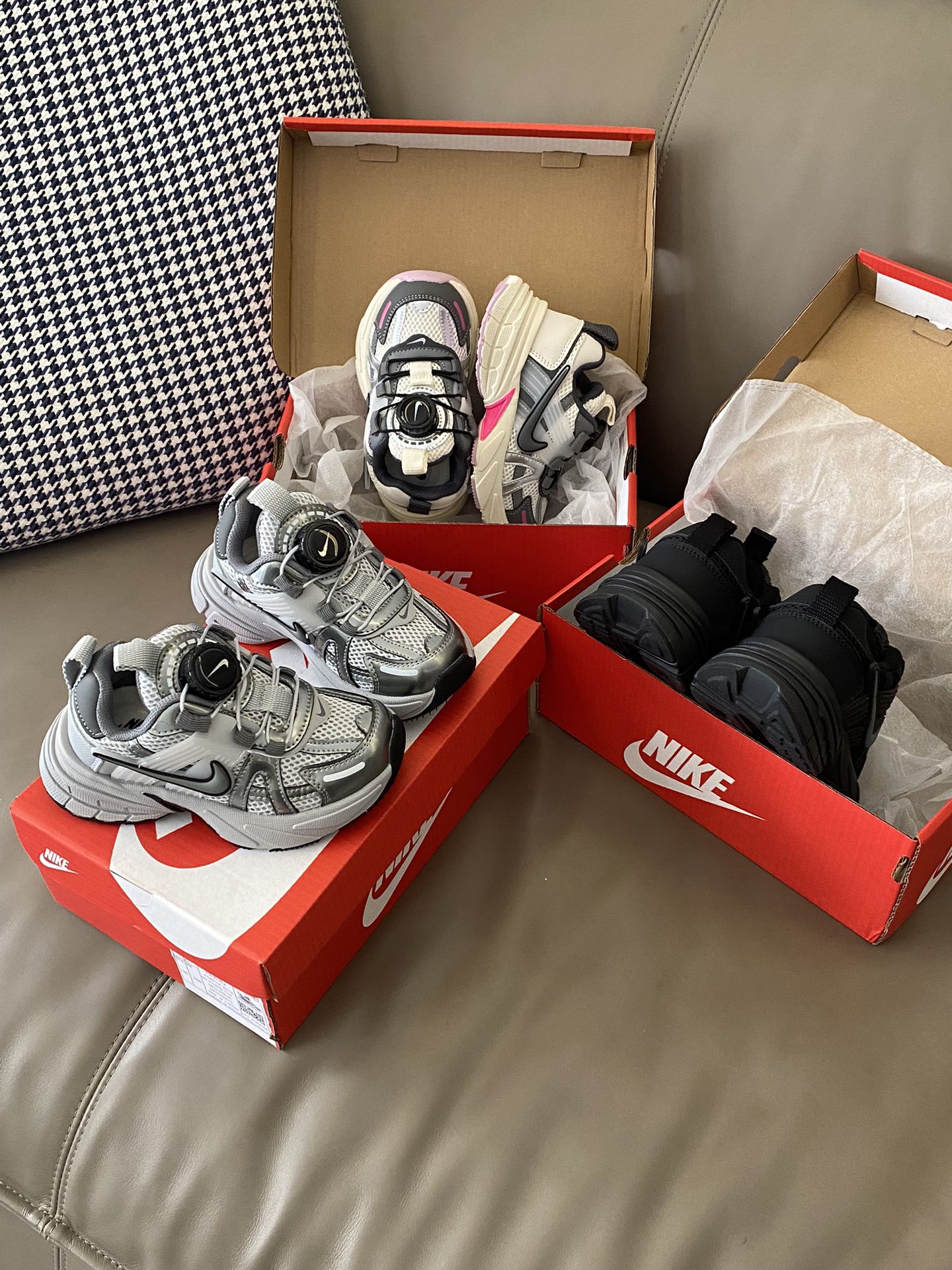 原图直出🌟 NK V2K网面旋转扣老爹鞋也是绝了 外观搭配起来毫不费力🎊整体简约时尚复古感🈵🈵透气网面与皮革拼接，质感细腻柔软不闷脚💨旋转扣方便穿脱✔️鞋底防滑耐磨-选品中心