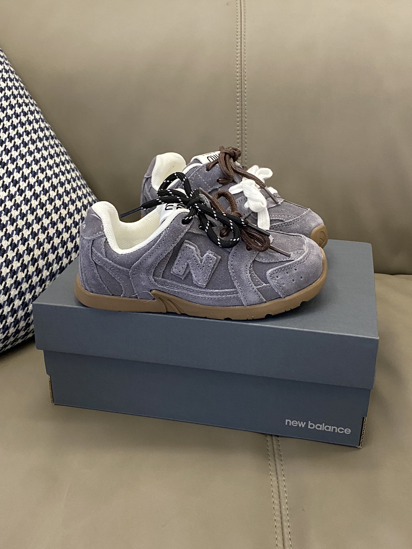 图片[7]-原图直出🌟 谁懂这双miumiu 童鞋的含金量啊 采用双鞋带+魔术贴设计，方便宝贝自己穿脱✅最主要的就是它脚感超级柔软舒适🙌一整个惊艳住了-选品中心