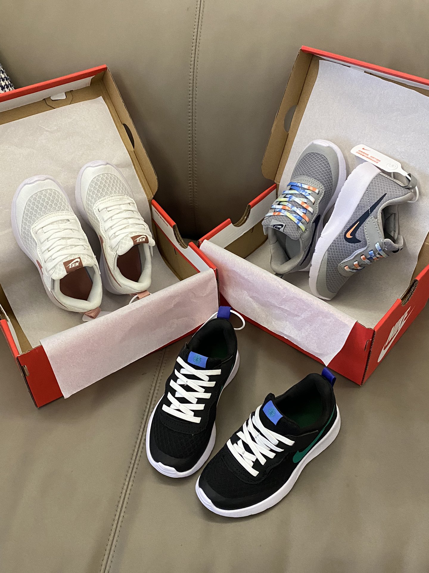 原图直出🌟 鞋面透气十足🌟鞋底泡棉材质让宝贝穿着更舒适🤩采用魔术贴设计穿脱方便✔️无论是运动还是日常穿都是宝贝的不二之选✌🏻-选品中心