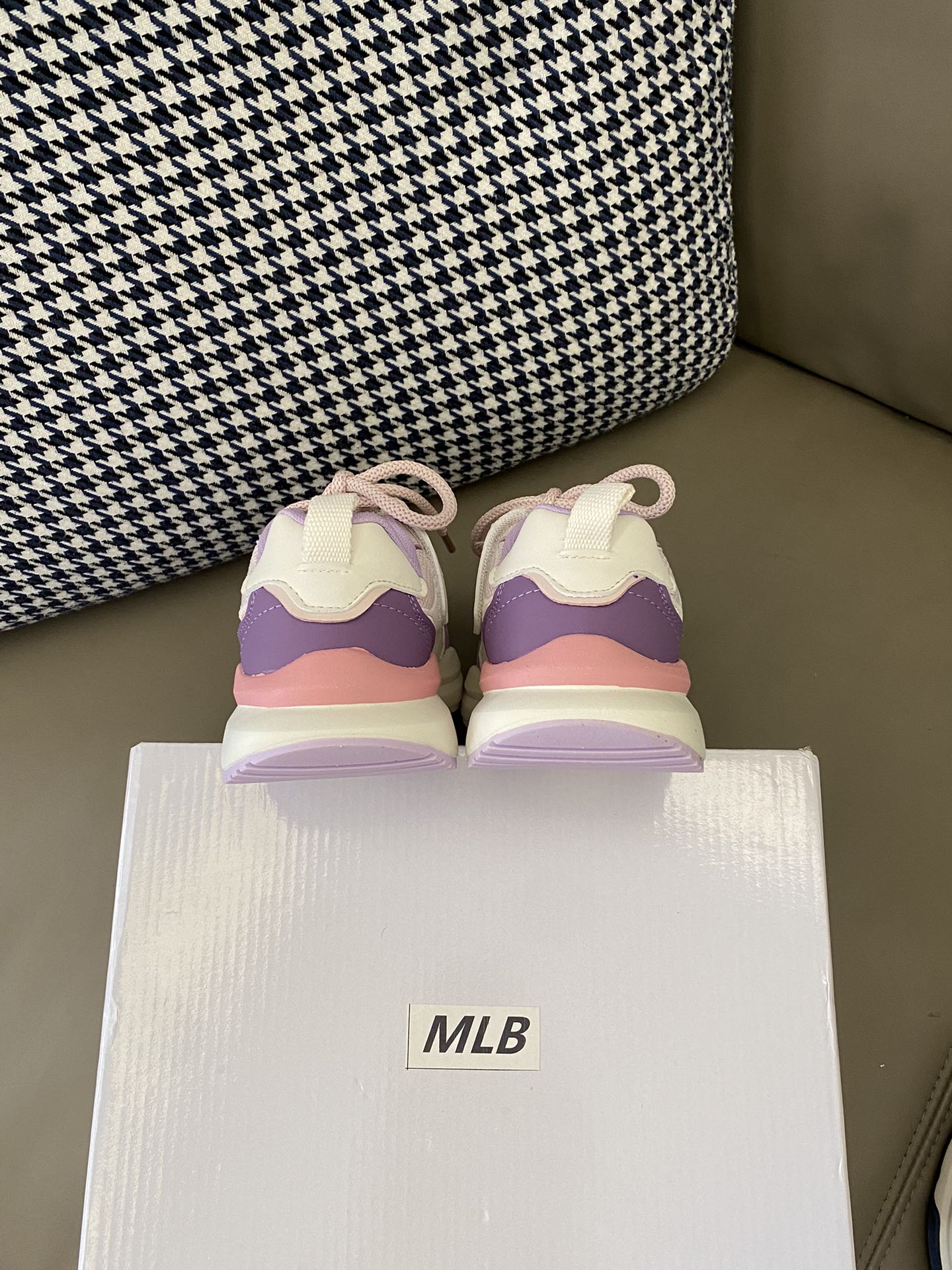 图片[4]-原图直出🌟 MLB 老爹鞋简约大方，让人一眼就爱上😍鞋面透气网料材质，清爽透气💨系带+内侧魔术贴方便穿脱👻橡胶大底防滑耐磨🤗-选品中心