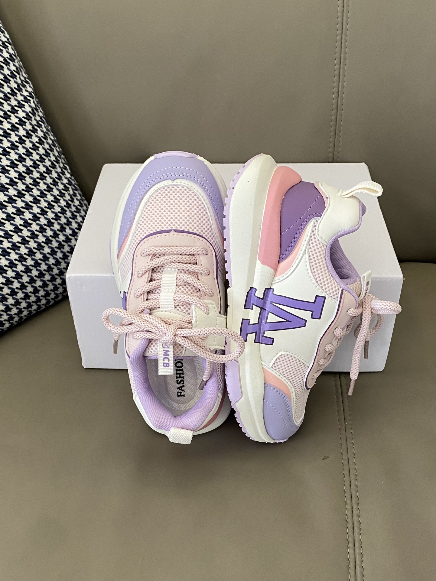 图片[5]-原图直出🌟 MLB 老爹鞋简约大方，让人一眼就爱上😍鞋面透气网料材质，清爽透气💨系带+内侧魔术贴方便穿脱👻橡胶大底防滑耐磨🤗-选品中心