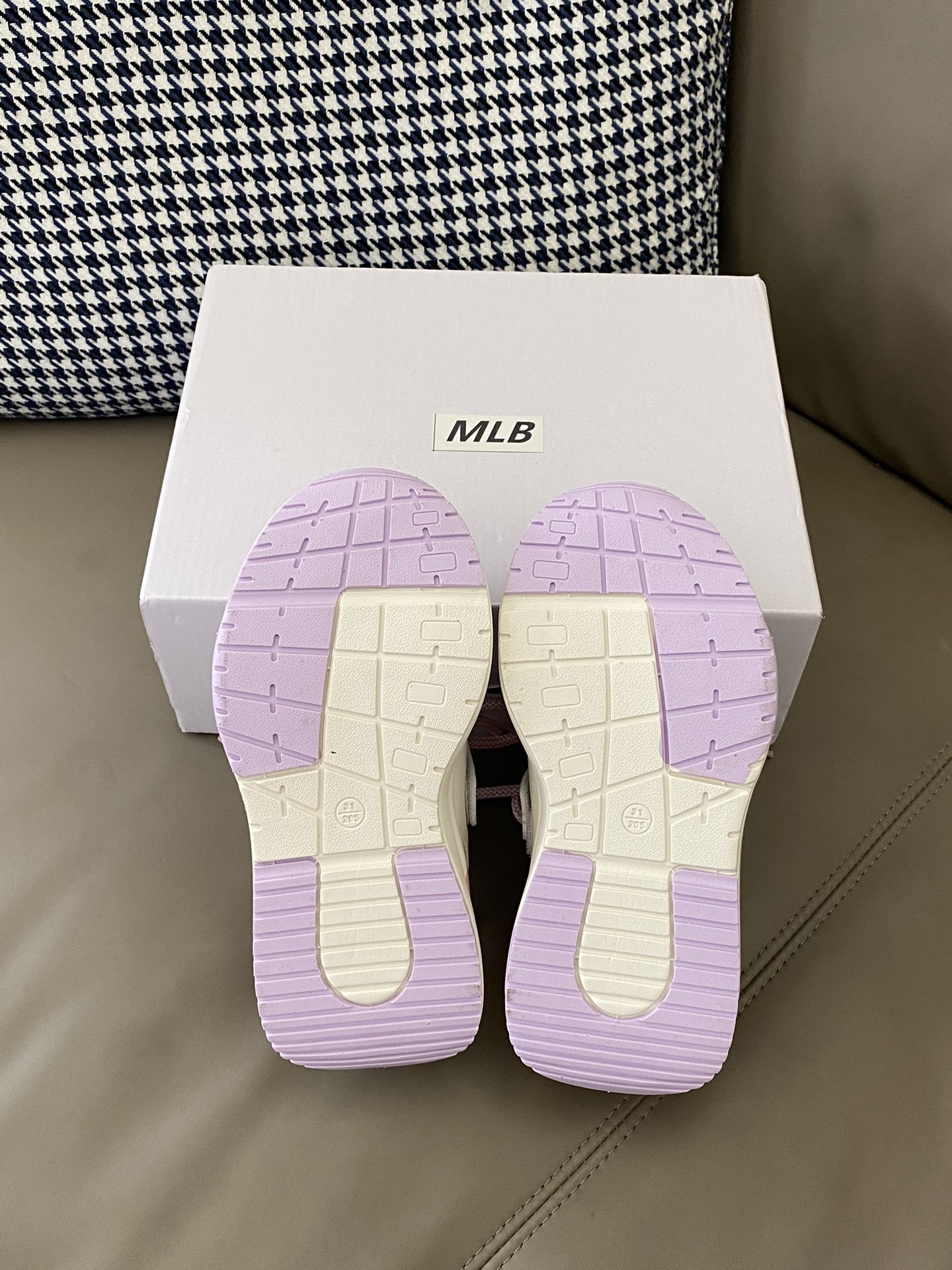 图片[9]-原图直出🌟 MLB 老爹鞋简约大方，让人一眼就爱上😍鞋面透气网料材质，清爽透气💨系带+内侧魔术贴方便穿脱👻橡胶大底防滑耐磨🤗-选品中心