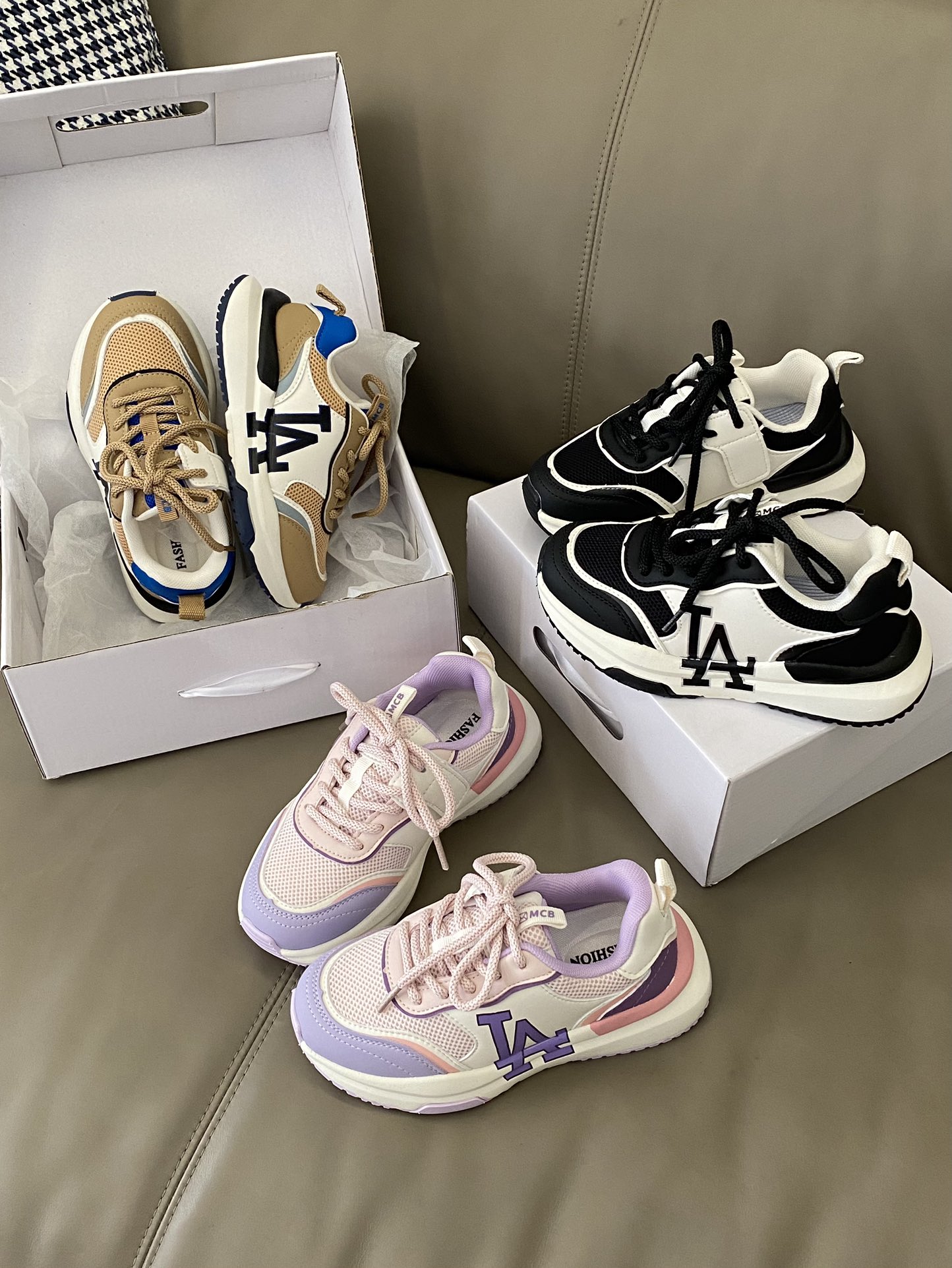 图片[3]-原图直出🌟 MLB 老爹鞋简约大方，让人一眼就爱上😍鞋面透气网料材质，清爽透气💨系带+内侧魔术贴方便穿脱👻橡胶大底防滑耐磨🤗-选品中心