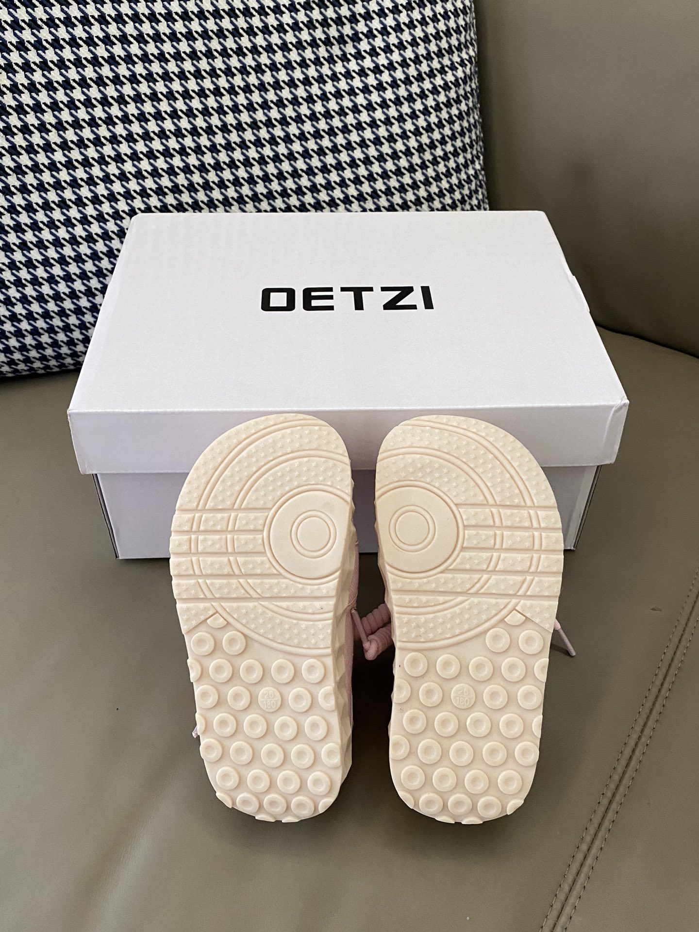 图片[9]-原图直出🌟 真的会让你穿上就不想脱下来😍 这款OETZI帆布鞋👟鞋面松紧带+魔术贴设计方便宝贝穿脱✔️弹力袜套能够更好的包裹住脚踝😻鞋底防滑耐磨🥳-选品中心