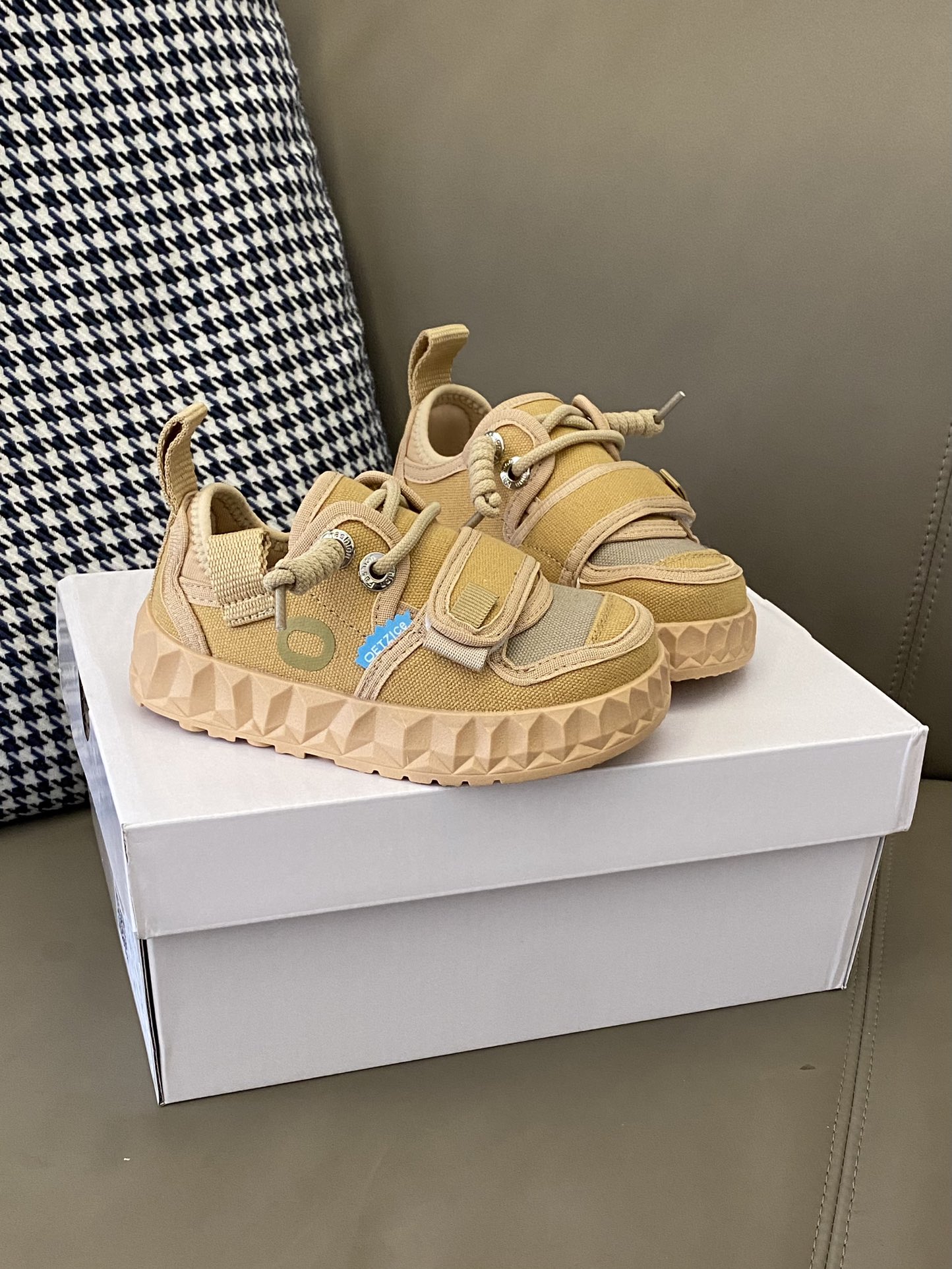 图片[4]-原图直出🌟 真的会让你穿上就不想脱下来😍 这款OETZI帆布鞋👟鞋面松紧带+魔术贴设计方便宝贝穿脱✔️弹力袜套能够更好的包裹住脚踝😻鞋底防滑耐磨🥳-选品中心