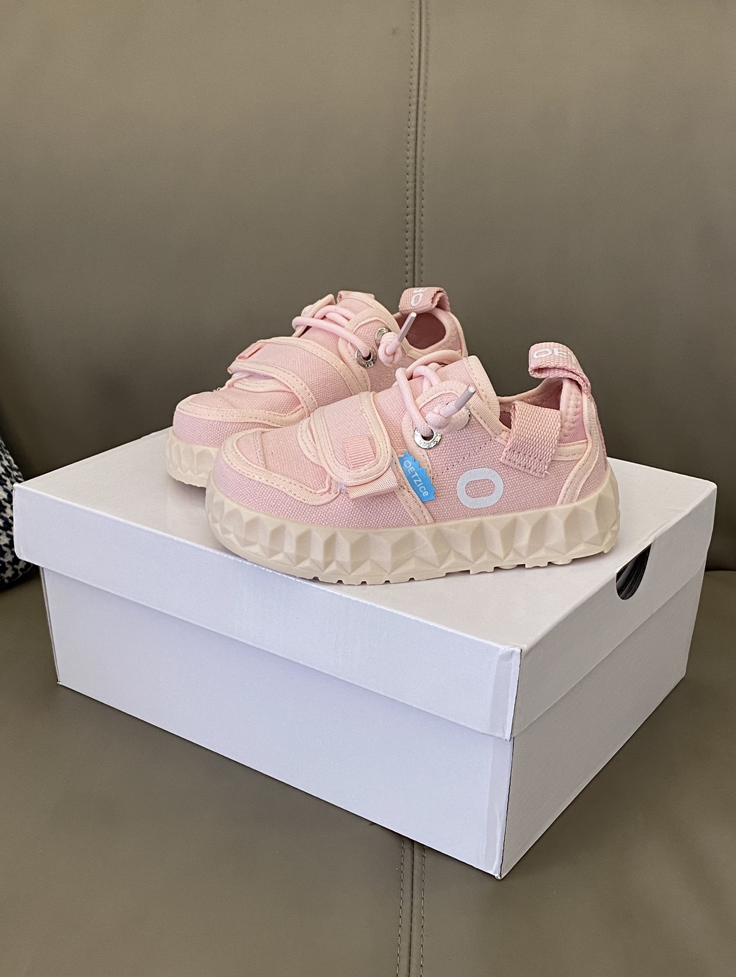 图片[6]-原图直出🌟 真的会让你穿上就不想脱下来😍 这款OETZI帆布鞋👟鞋面松紧带+魔术贴设计方便宝贝穿脱✔️弹力袜套能够更好的包裹住脚踝😻鞋底防滑耐磨🥳-选品中心