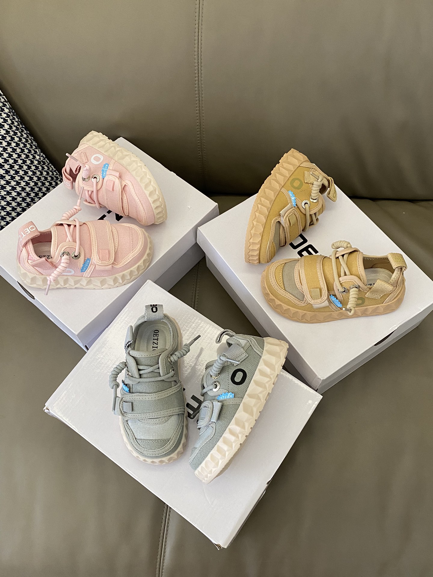 图片[2]-原图直出🌟 真的会让你穿上就不想脱下来😍 这款OETZI帆布鞋👟鞋面松紧带+魔术贴设计方便宝贝穿脱✔️弹力袜套能够更好的包裹住脚踝😻鞋底防滑耐磨🥳-选品中心