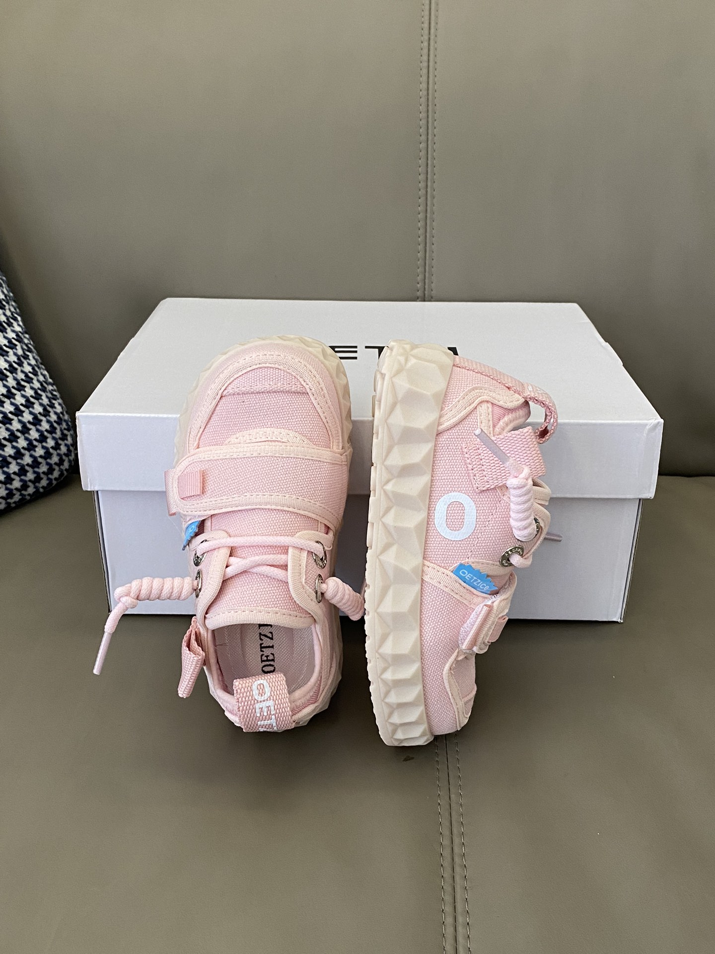 图片[5]-原图直出🌟 真的会让你穿上就不想脱下来😍 这款OETZI帆布鞋👟鞋面松紧带+魔术贴设计方便宝贝穿脱✔️弹力袜套能够更好的包裹住脚踝😻鞋底防滑耐磨🥳-选品中心