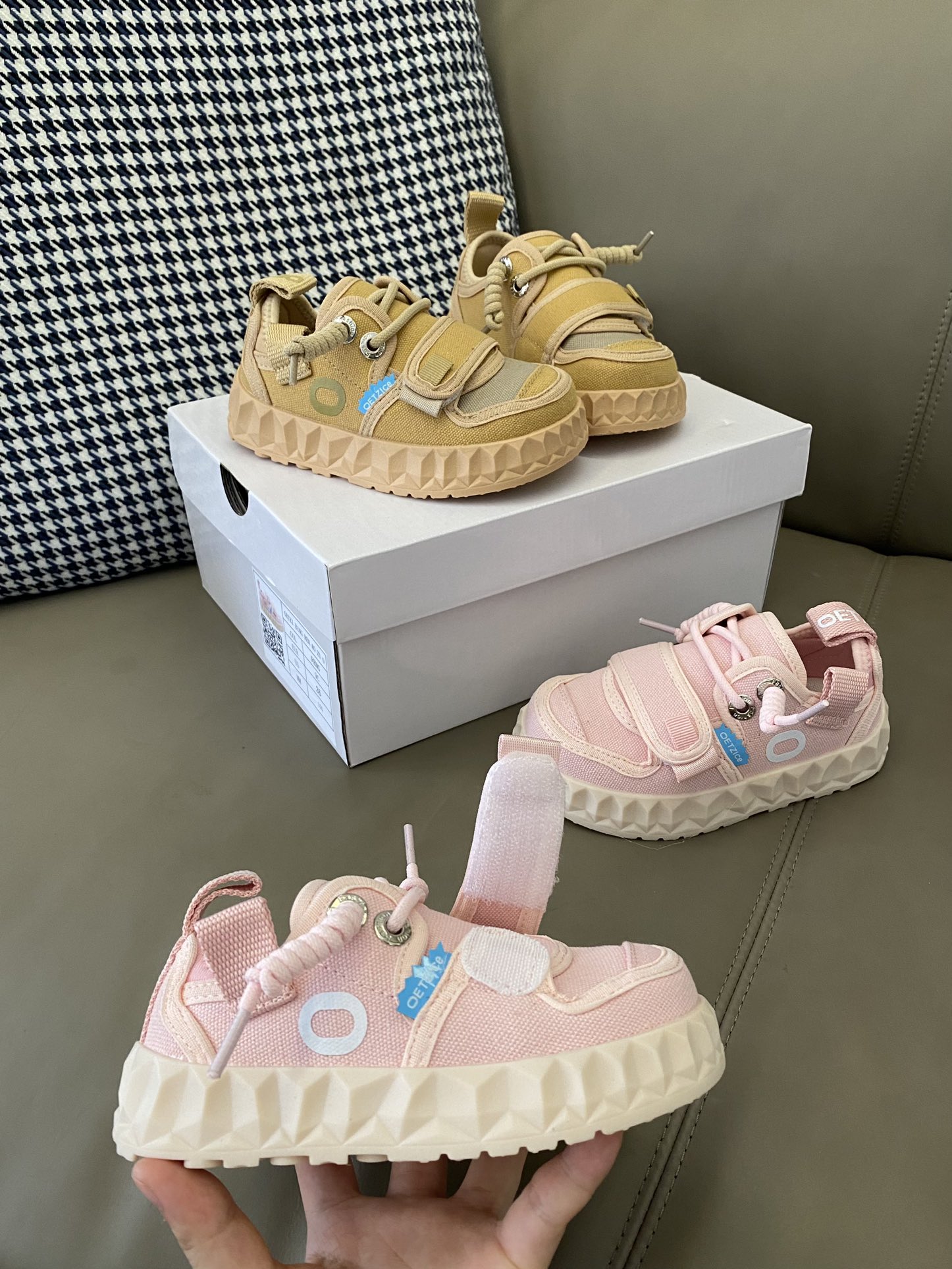 原图直出🌟 真的会让你穿上就不想脱下来😍 这款OETZI帆布鞋👟鞋面松紧带+魔术贴设计方便宝贝穿脱✔️弹力袜套能够更好的包裹住脚踝😻鞋底防滑耐磨🥳-选品中心