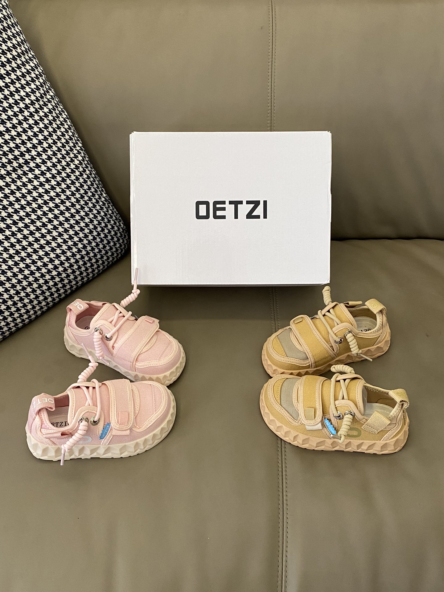 图片[8]-原图直出🌟 真的会让你穿上就不想脱下来😍 这款OETZI帆布鞋👟鞋面松紧带+魔术贴设计方便宝贝穿脱✔️弹力袜套能够更好的包裹住脚踝😻鞋底防滑耐磨🥳-选品中心