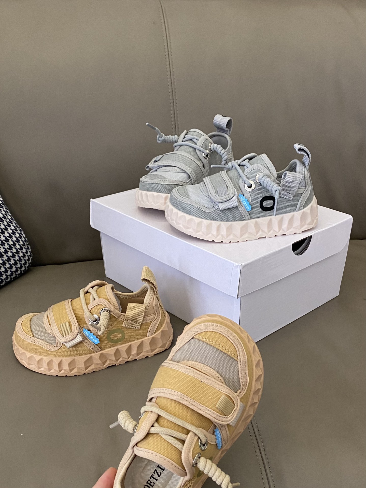 图片[3]-原图直出🌟 真的会让你穿上就不想脱下来😍 这款OETZI帆布鞋👟鞋面松紧带+魔术贴设计方便宝贝穿脱✔️弹力袜套能够更好的包裹住脚踝😻鞋底防滑耐磨🥳-选品中心