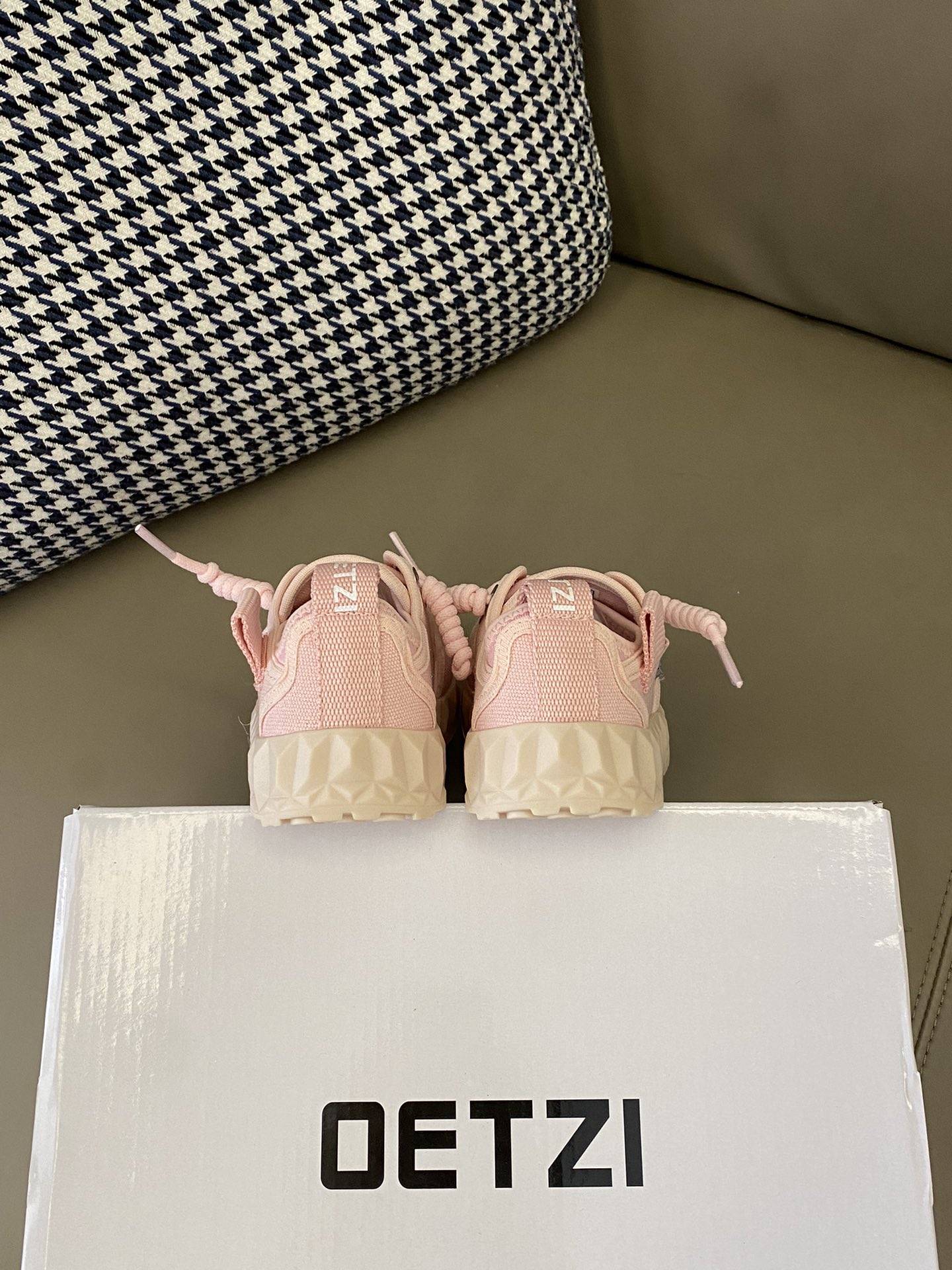 图片[7]-原图直出🌟 真的会让你穿上就不想脱下来😍 这款OETZI帆布鞋👟鞋面松紧带+魔术贴设计方便宝贝穿脱✔️弹力袜套能够更好的包裹住脚踝😻鞋底防滑耐磨🥳-选品中心