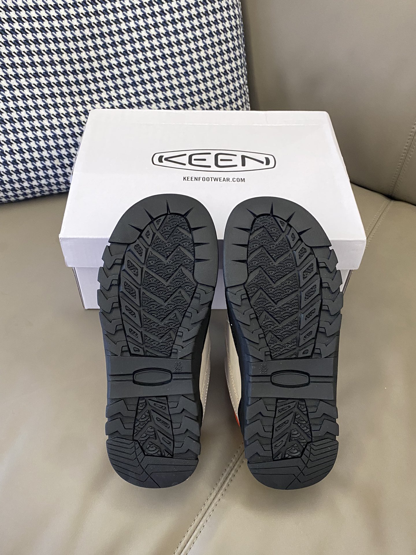 图片[9]-原图直出🌟 KEEN 登山鞋上脚真的很舒服😌软软的鞋底很跟脚哦👻魔术贴设计，穿脱起来也方便✅网面设计透气性不错的👏🏻日常穿或者上学穿简直太适🈴啦-选品中心