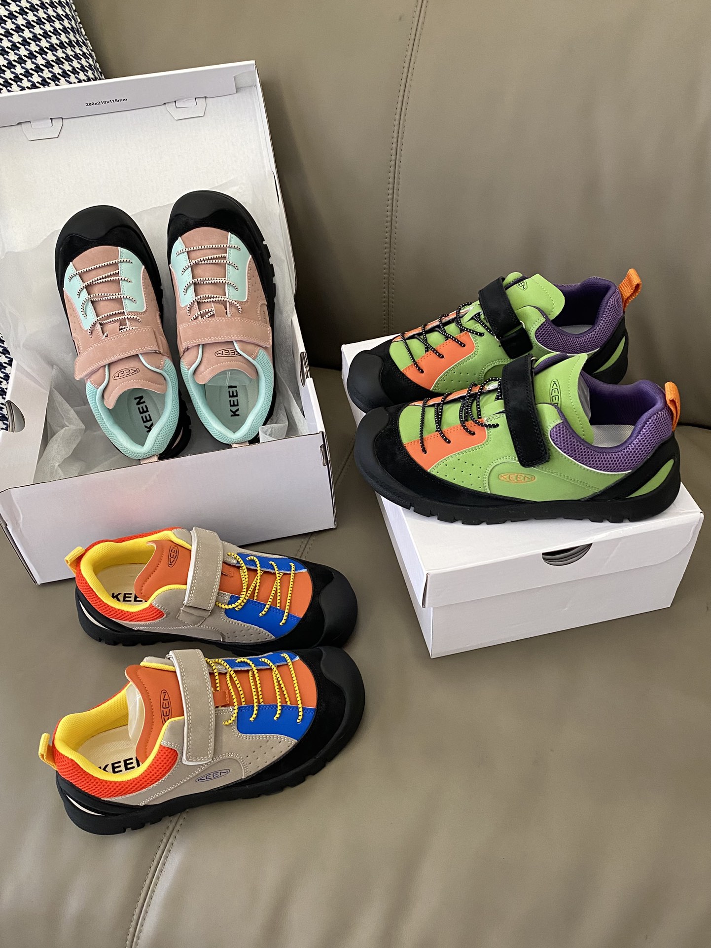 原图直出🌟 KEEN 登山鞋上脚真的很舒服😌软软的鞋底很跟脚哦👻魔术贴设计，穿脱起来也方便✅网面设计透气性不错的👏🏻日常穿或者上学穿简直太适🈴啦-选品中心