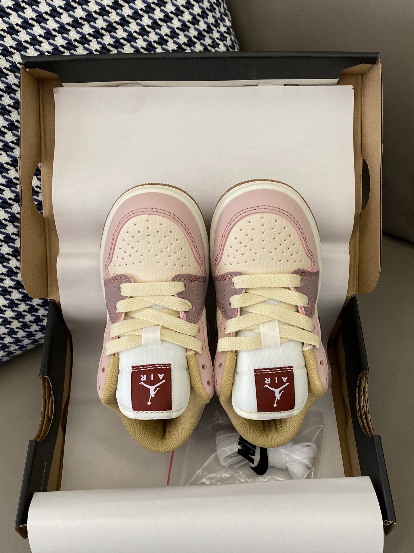 图片[5]-这双板鞋无论是日常穿搭还是逛街，它都能轻松驾奴😍简直是鞋柜里的必备神器‼️穿起来超级舒适😜颜值也是一流🤭d1576-选品中心