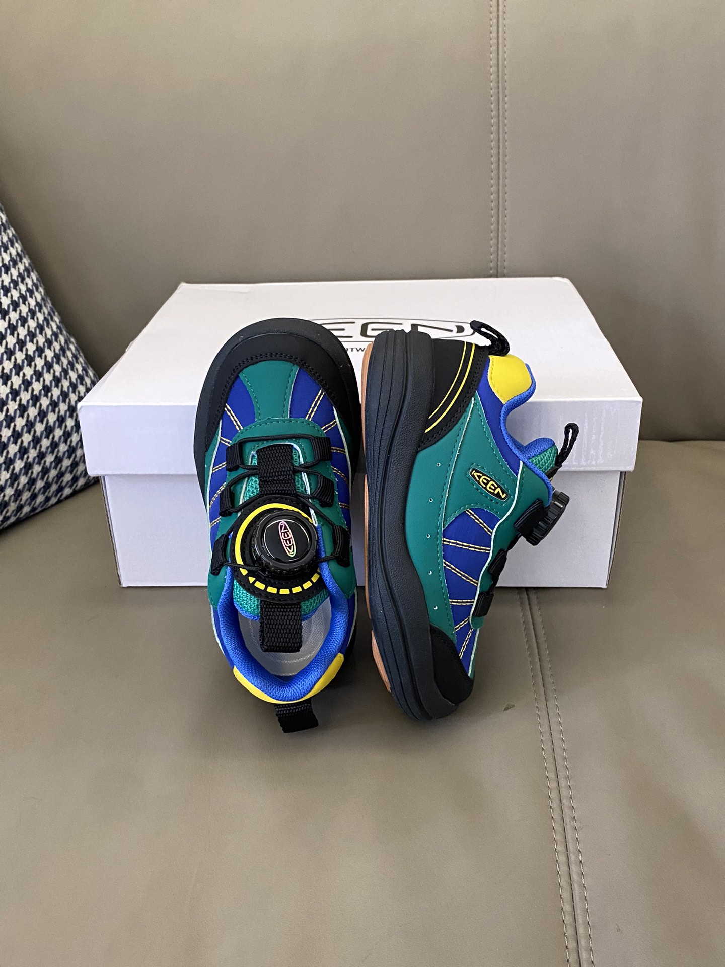 图片[2]-原图直出🌟 Keen 旋转扣运动鞋采用超迁鞋面+布时尚美观🤩内里柔软舒适不闷脚不臭脚🦶🏻旋转扣设计方便宝贝穿脱✅鞋底防滑耐磨～MNA214-选品中心