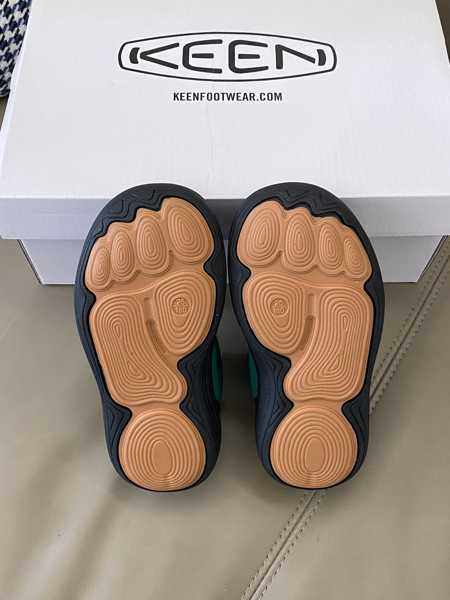 图片[9]-原图直出🌟 Keen 旋转扣运动鞋采用超迁鞋面+布时尚美观🤩内里柔软舒适不闷脚不臭脚🦶🏻旋转扣设计方便宝贝穿脱✅鞋底防滑耐磨～MNA214-选品中心