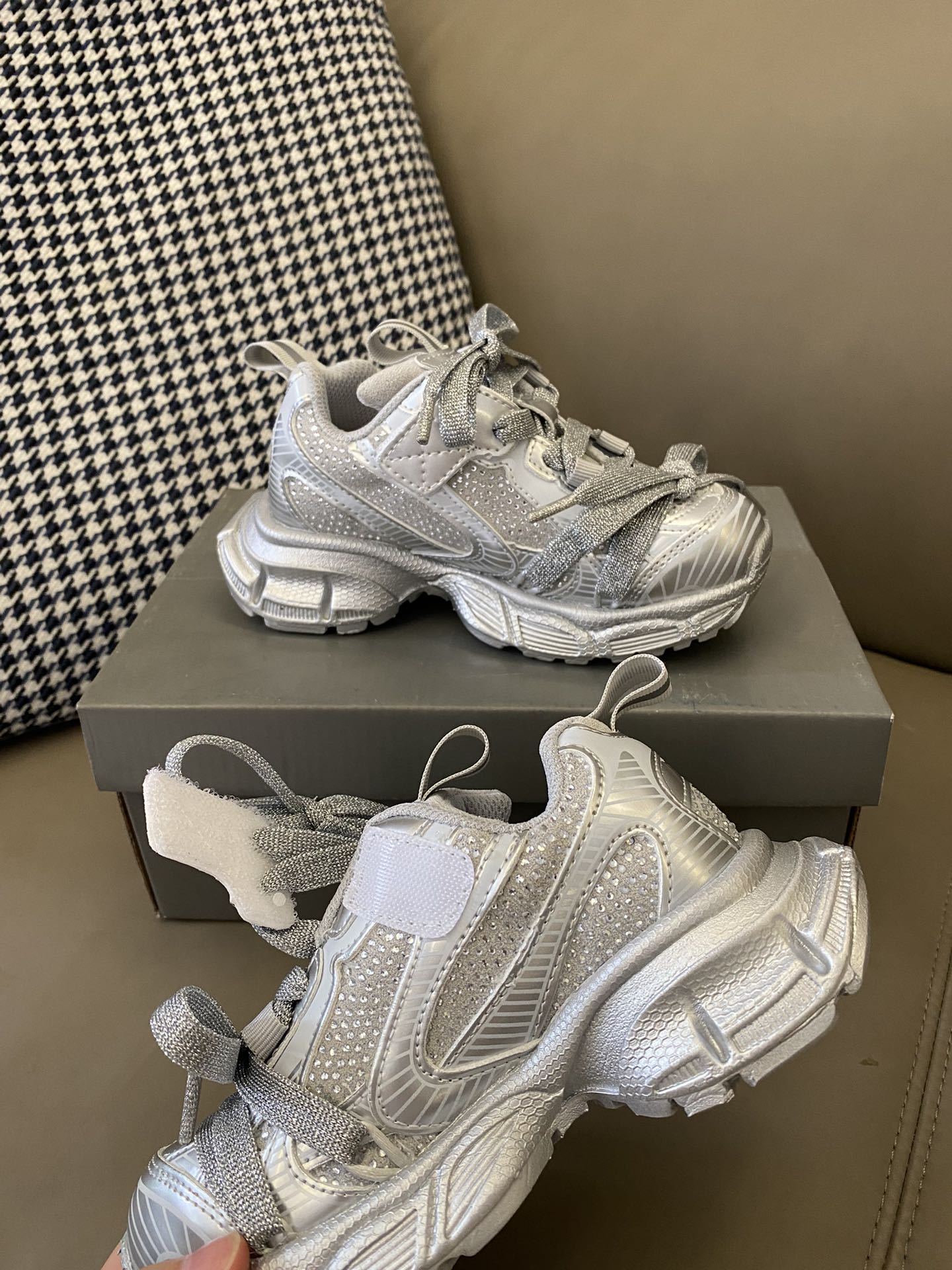 图片[4]-原图直出🌟 采用包裹鞋头宝贝大胆探索🤩防撞踢保护脚趾🦶🏻魔术贴设计方便穿脱✅织物内里材质亲肤舒适😌触感柔和透气💨鞋底防滑耐磨👻-选品中心