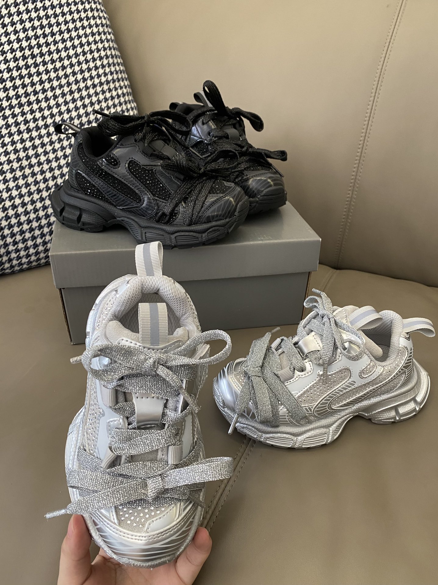 原图直出🌟 采用包裹鞋头宝贝大胆探索🤩防撞踢保护脚趾🦶🏻魔术贴设计方便穿脱✅织物内里材质亲肤舒适😌触感柔和透气💨鞋底防滑耐磨👻-选品中心