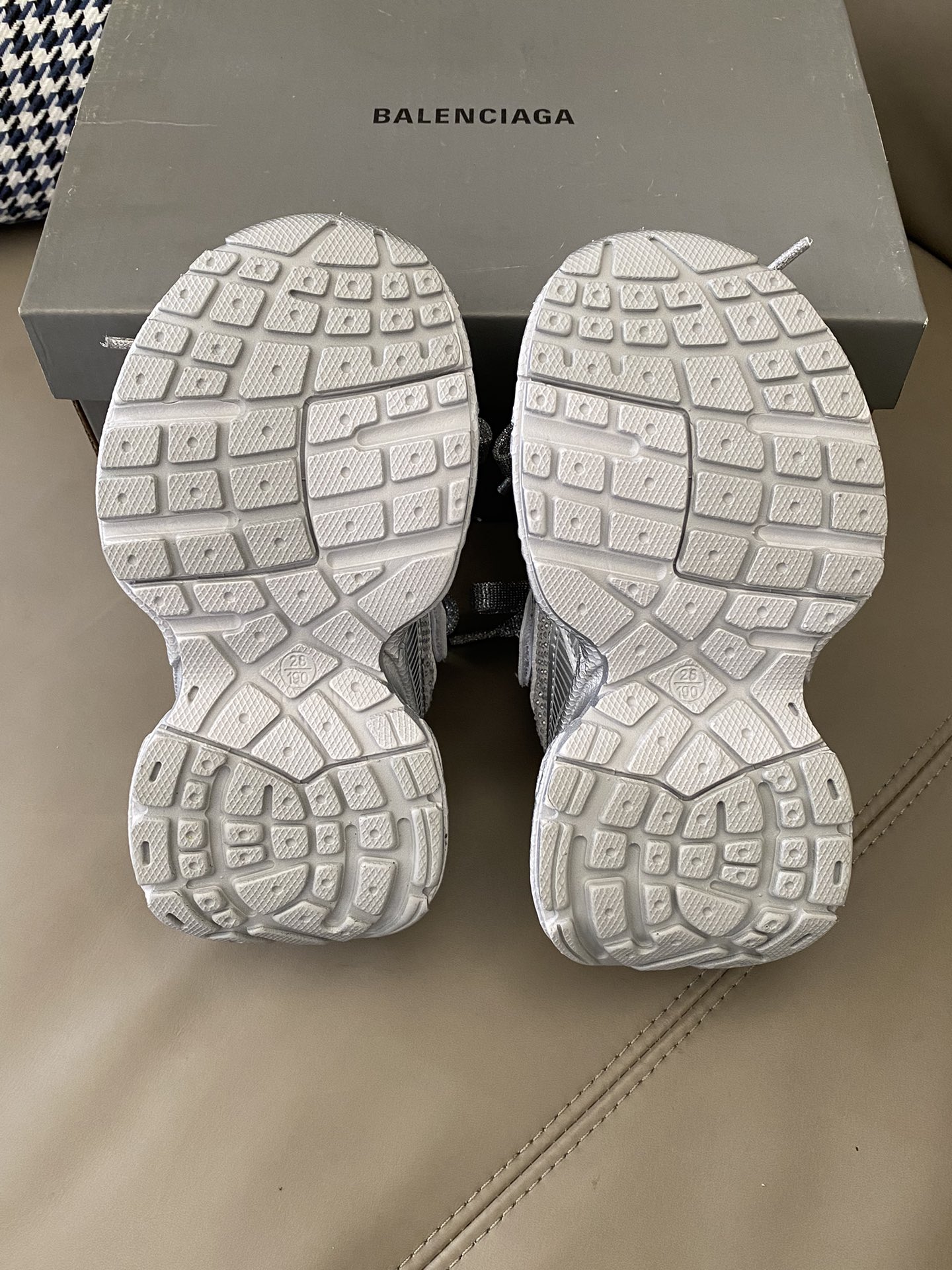 图片[9]-原图直出🌟 采用包裹鞋头宝贝大胆探索🤩防撞踢保护脚趾🦶🏻魔术贴设计方便穿脱✅织物内里材质亲肤舒适😌触感柔和透气💨鞋底防滑耐磨👻-选品中心