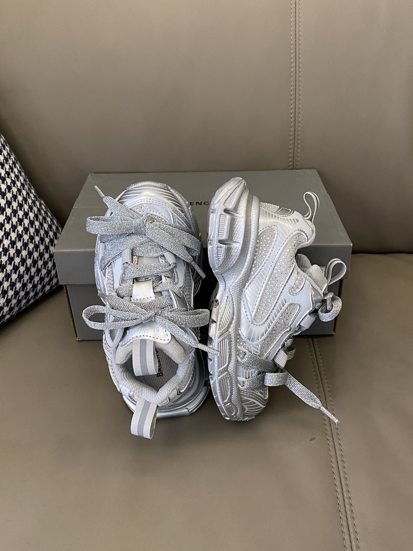 图片[2]-原图直出🌟 采用包裹鞋头宝贝大胆探索🤩防撞踢保护脚趾🦶🏻魔术贴设计方便穿脱✅织物内里材质亲肤舒适😌触感柔和透气💨鞋底防滑耐磨👻-选品中心