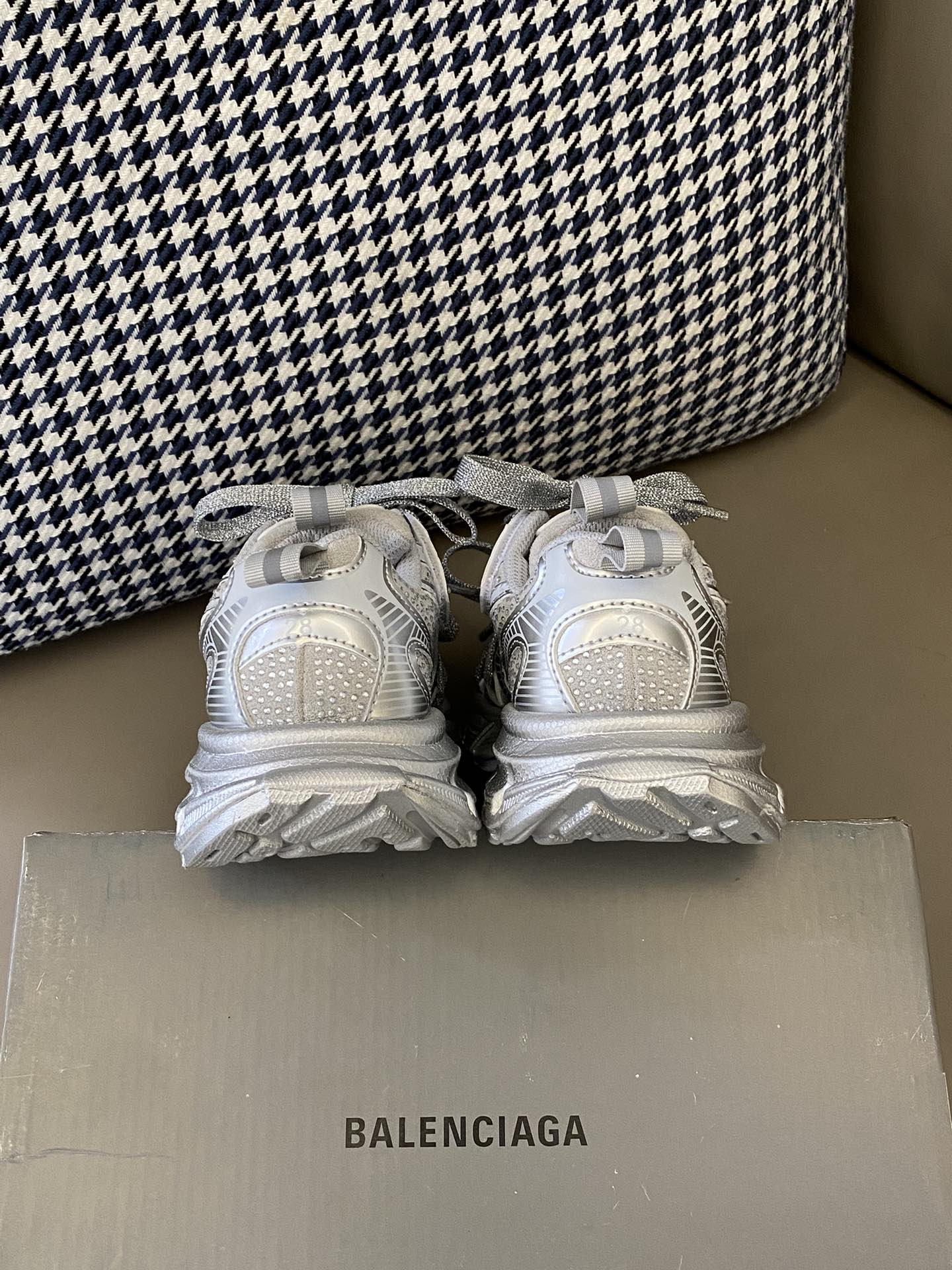 图片[7]-原图直出🌟 采用包裹鞋头宝贝大胆探索🤩防撞踢保护脚趾🦶🏻魔术贴设计方便穿脱✅织物内里材质亲肤舒适😌触感柔和透气💨鞋底防滑耐磨👻-选品中心