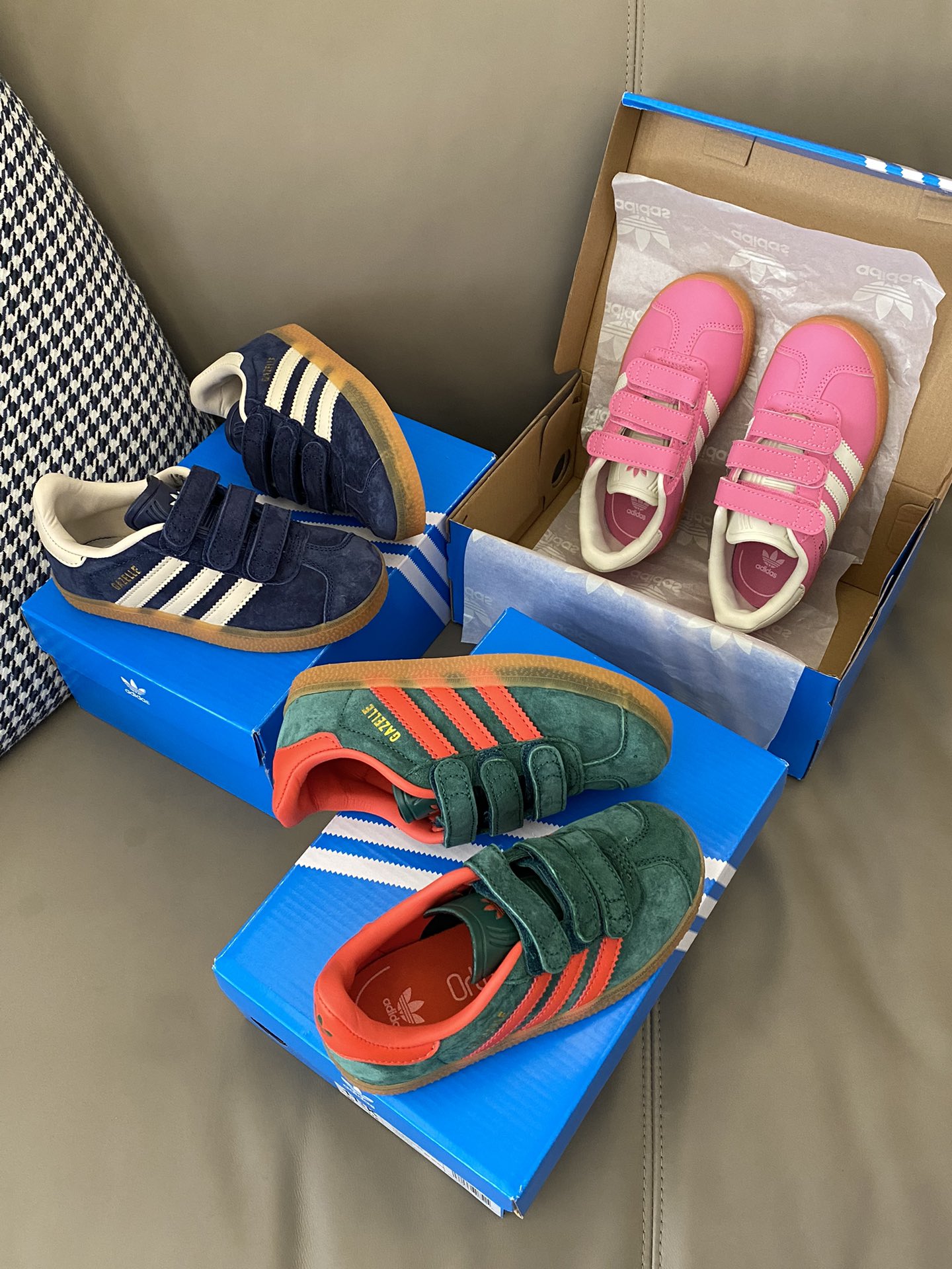 原图直出🌟 小童是两条杠魔术贴设计，大童则是三条杠魔术贴设计🤩穿脱方便✔️三个颜色都值得全入手巨巨巨美说累了-选品中心