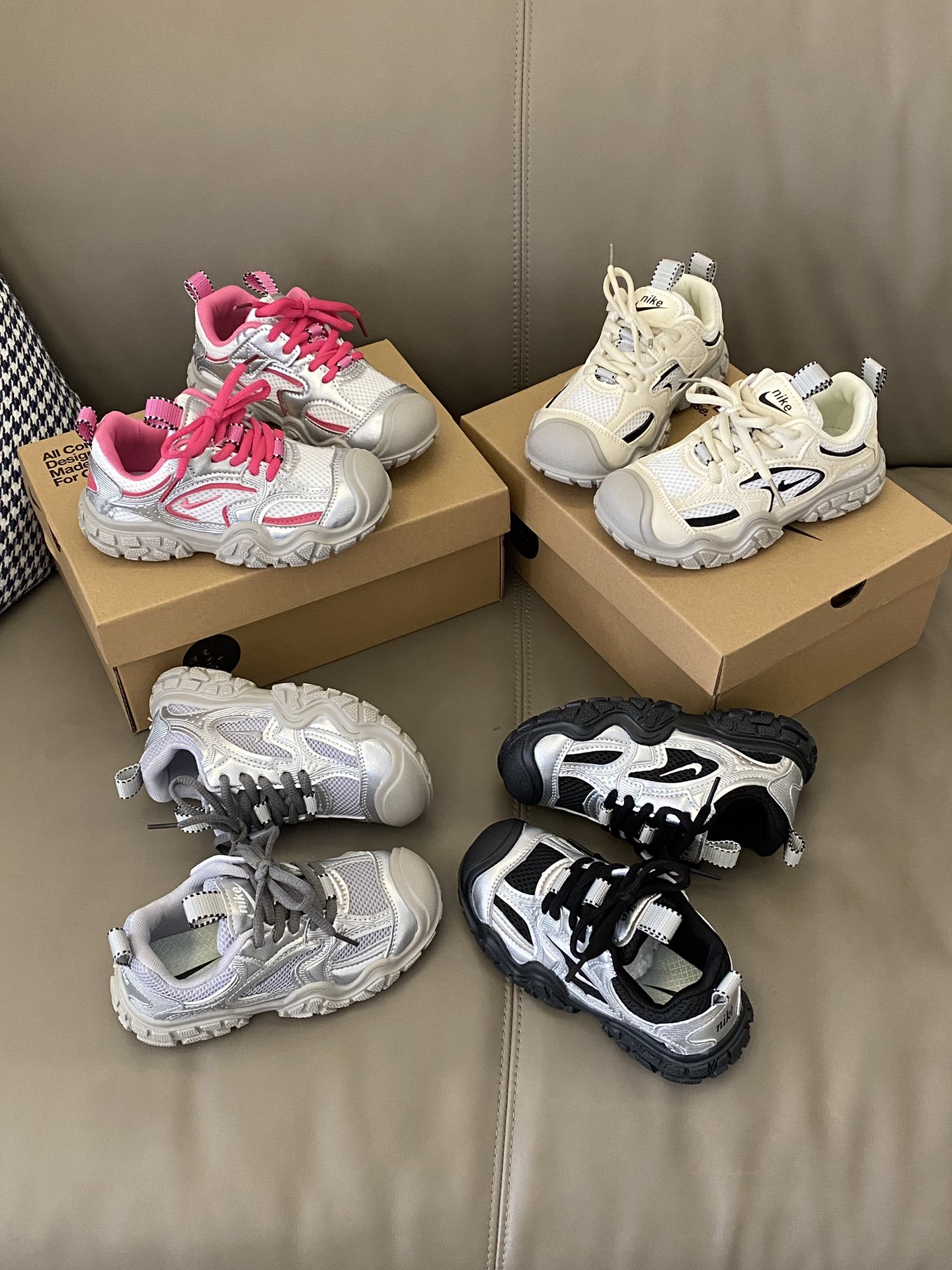 图片[3]-NK 包头魔术贴运动鞋👟采用固定鞋带装饰+魔术贴设计方便宝贝穿脱✔️环绕式后跟支撑超级稳固🤩舒适内里贴合细腻😍整双鞋子非常的柔软～回弹力强👍🏻MNA217-选品中心