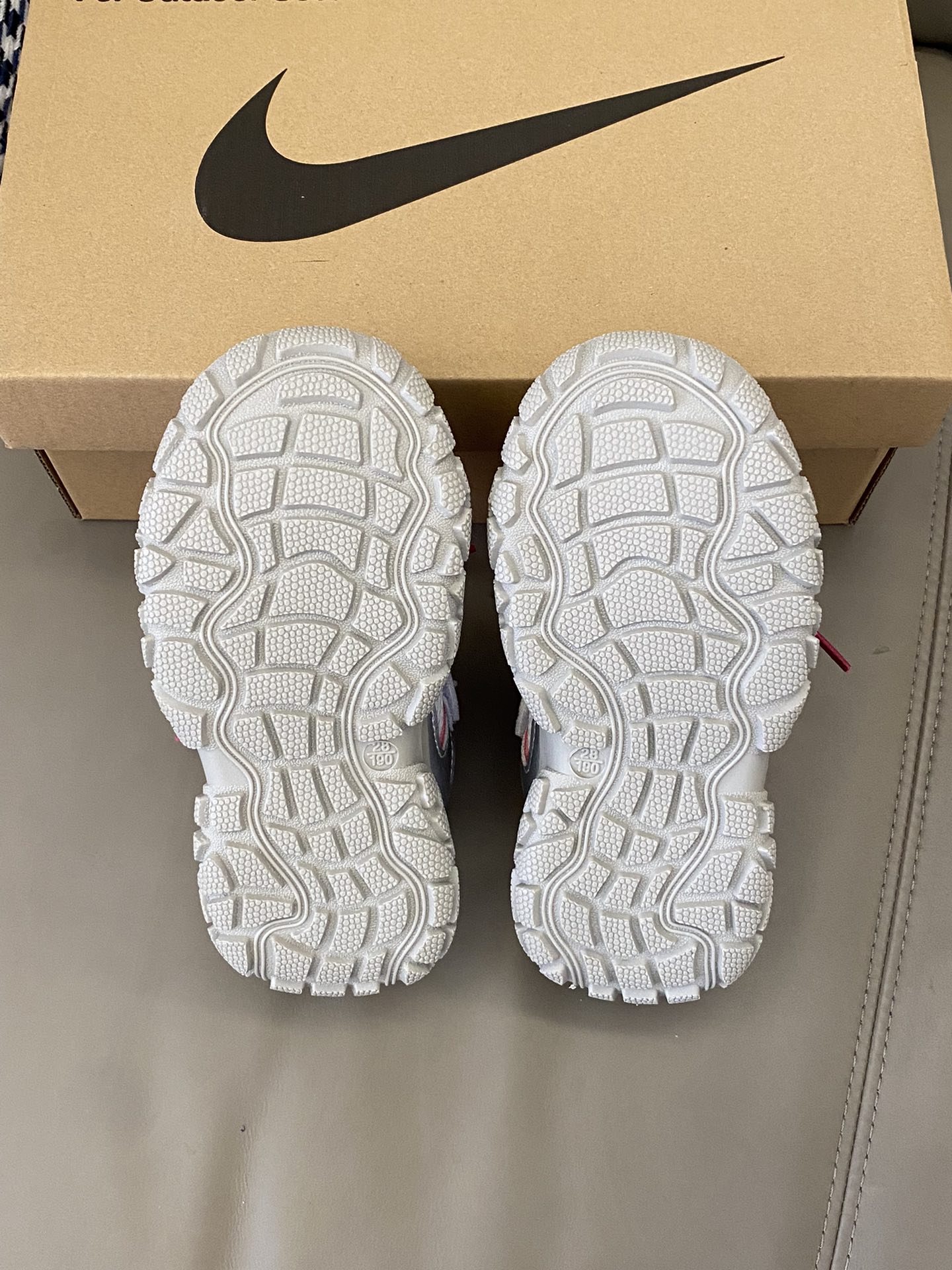 图片[9]-原图直出🌟 NK 包头魔术贴运动鞋👟采用固定鞋带装饰+魔术贴设计方便宝贝穿脱✔️环绕式后跟支撑超级稳固🤩舒适内里贴合细腻😍整双鞋子非常的柔软～回弹力强-选品中心