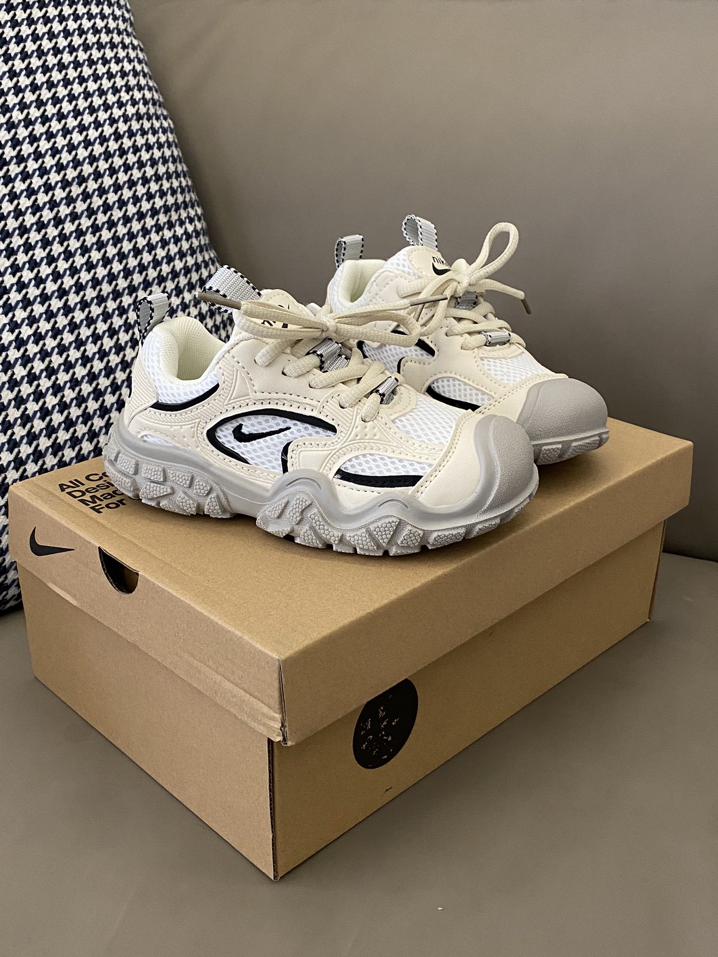 图片[4]-NK 包头魔术贴运动鞋👟采用固定鞋带装饰+魔术贴设计方便宝贝穿脱✔️环绕式后跟支撑超级稳固🤩舒适内里贴合细腻😍整双鞋子非常的柔软～回弹力强👍🏻MNA217-选品中心