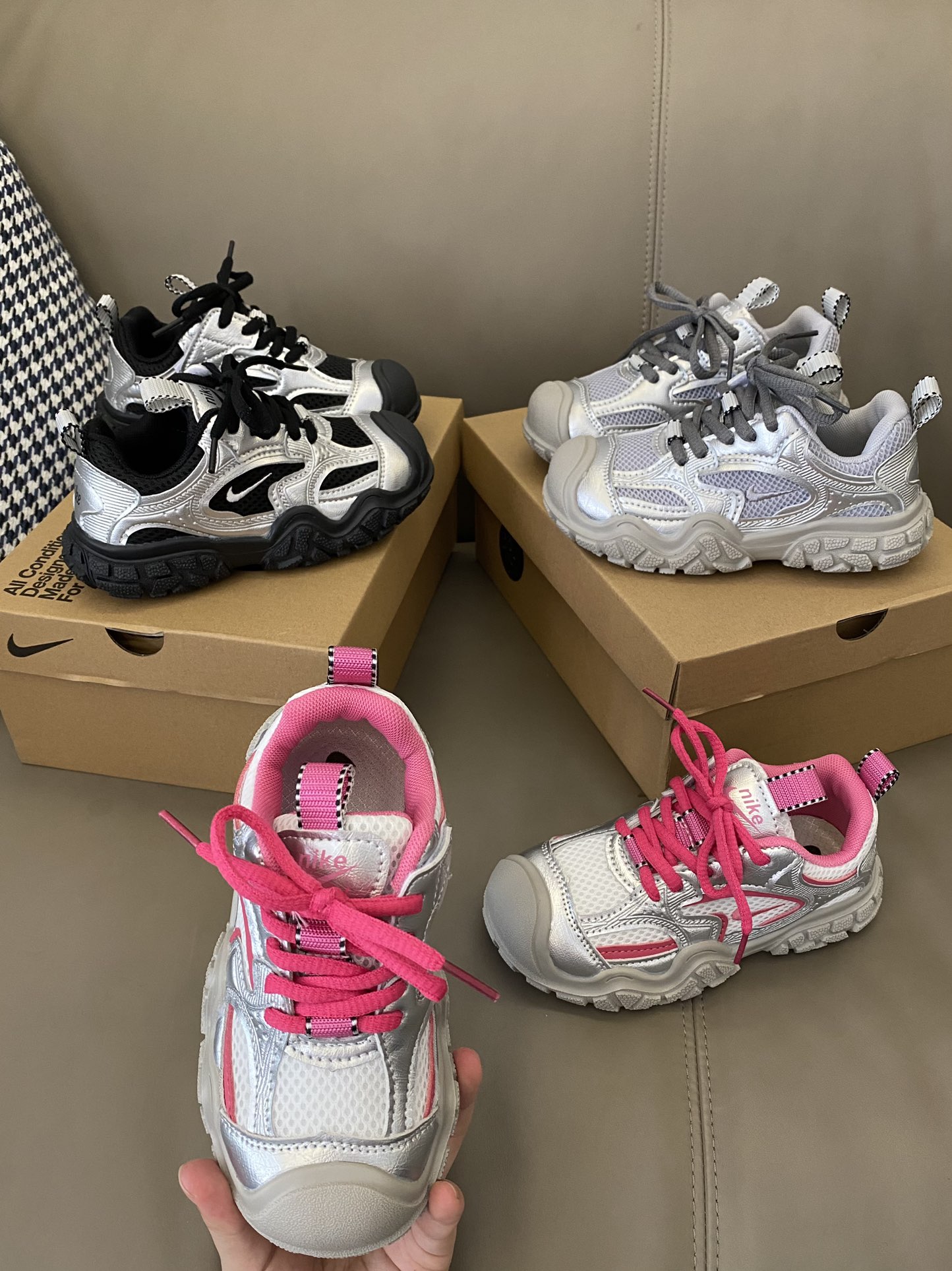 NK 包头魔术贴运动鞋👟采用固定鞋带装饰+魔术贴设计方便宝贝穿脱✔️环绕式后跟支撑超级稳固🤩舒适内里贴合细腻😍整双鞋子非常的柔软～回弹力强👍🏻MNA217-选品中心