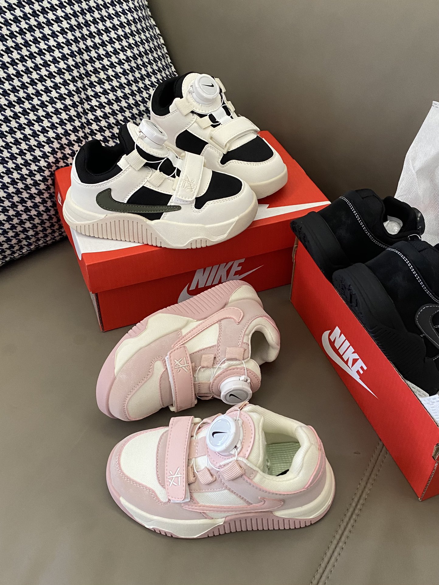 原图直出🌟 鞋面网布设计清爽透气💨采用旋转扣+魔术贴设计，方便宝贝穿脱🤩鞋底防滑耐磨✅回-选品中心