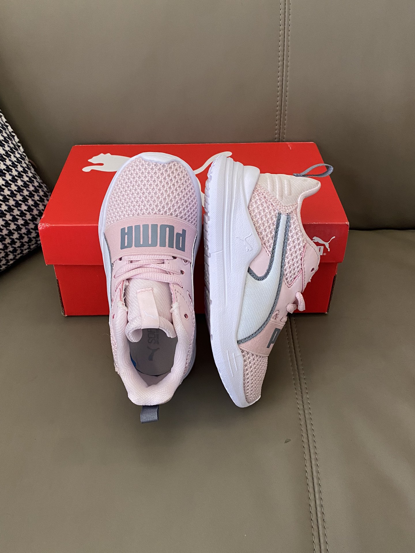 图片[2]-原图直出🌟 PUMA 彪马儿童运动鞋👟采用织物网眼设计，清爽透气💨久跑不闷汗💦内里柔软舒适贴合不累脚👣鞋底软弹舒适轻便☁️防滑耐磨✔️-选品中心