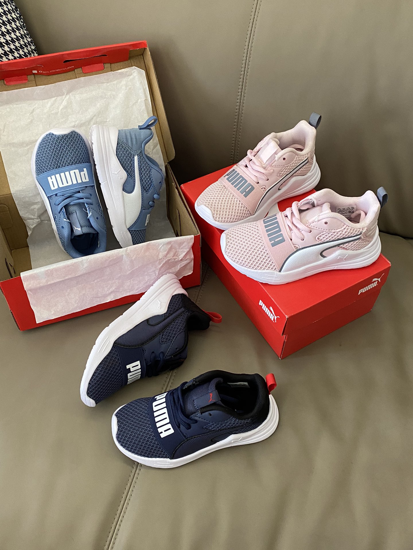 原图直出🌟 PUMA 彪马儿童运动鞋👟采用织物网眼设计，清爽透气💨久跑不闷汗💦内里柔软舒适贴合不累脚👣鞋底软弹舒适轻便☁️防滑耐磨✔️-选品中心