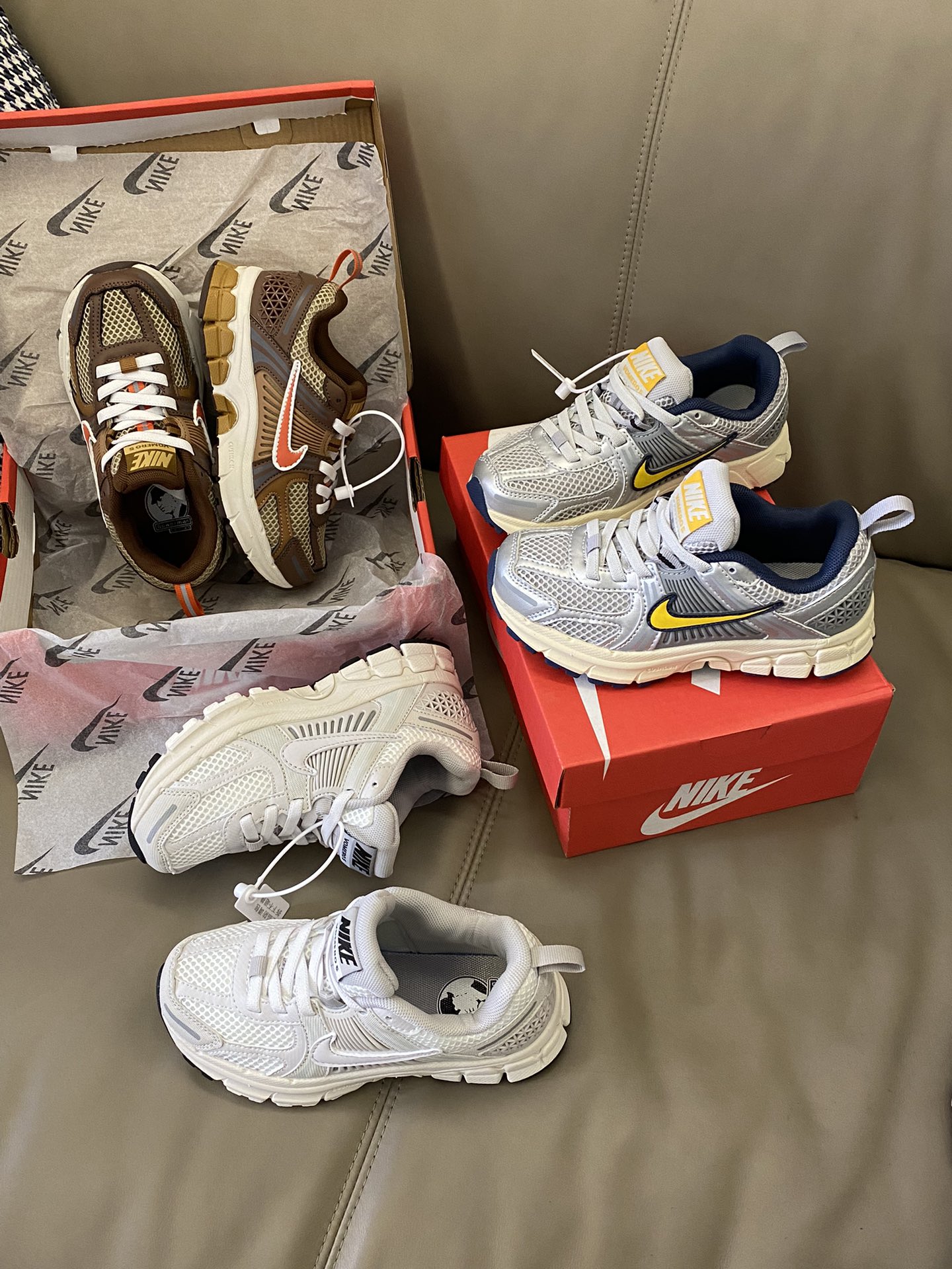 原图直出🌟 这双鞋可以穿着打球、跑步都很香😍属于在两个领域的能力都不错👌🏻而且颜值很高，整体亮眼🤩鞋底是大纹路防滑能力强关键性价比高😻-选品中心