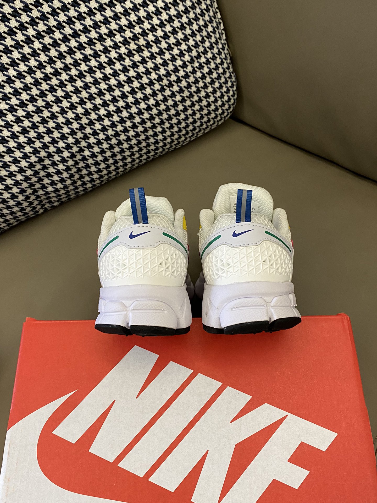 图片[7]-原图直出🌟 这双鞋可以穿着打球、跑步都很香😍属于在两个领域的能力都不错👌🏻而且颜值很高，整体亮眼🤩鞋底是大纹路防滑能力强关键性价比高😻-选品中心