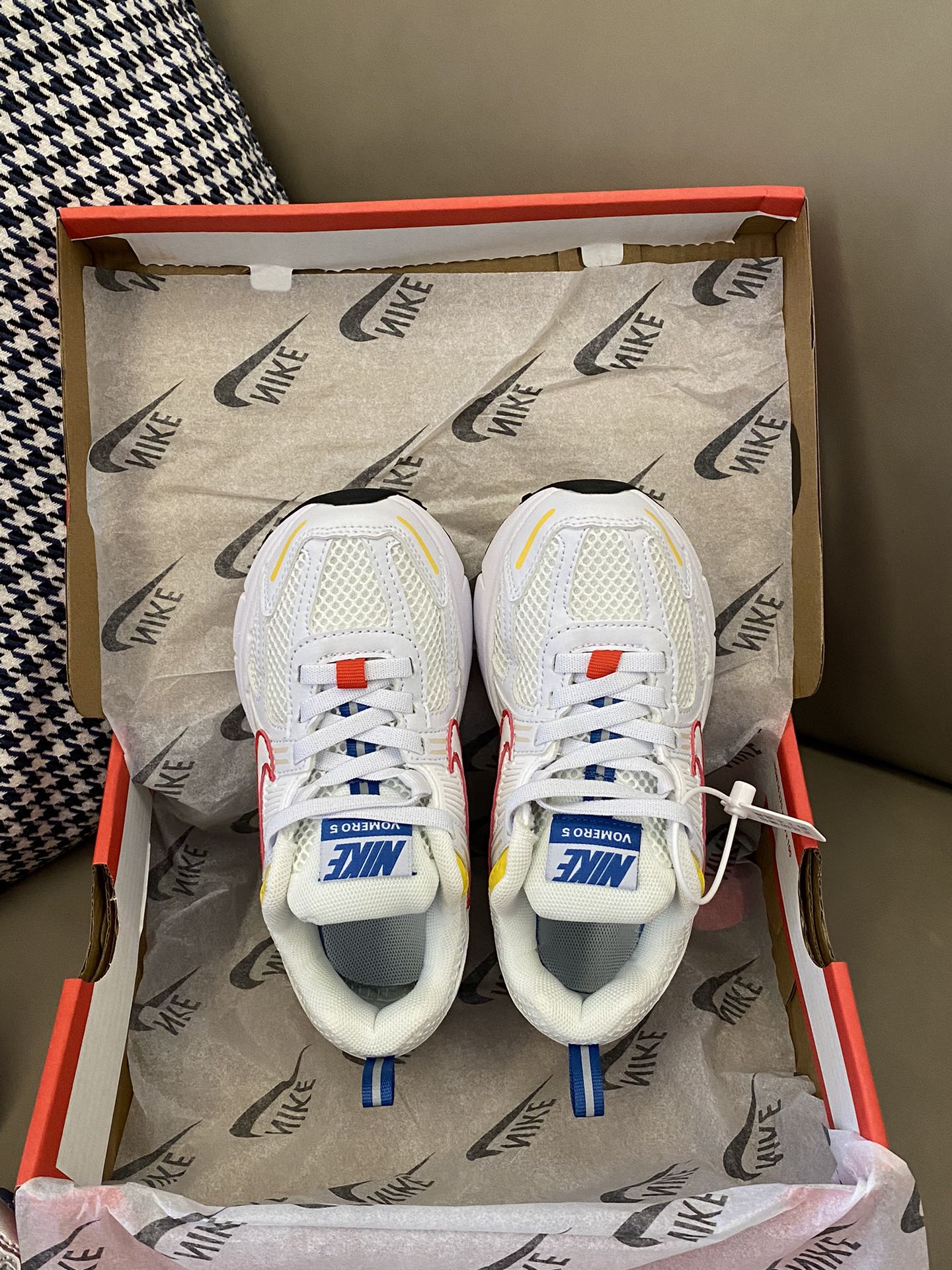 图片[5]-原图直出🌟 这双鞋可以穿着打球、跑步都很香😍属于在两个领域的能力都不错👌🏻而且颜值很高，整体亮眼🤩鞋底是大纹路防滑能力强关键性价比高😻-选品中心