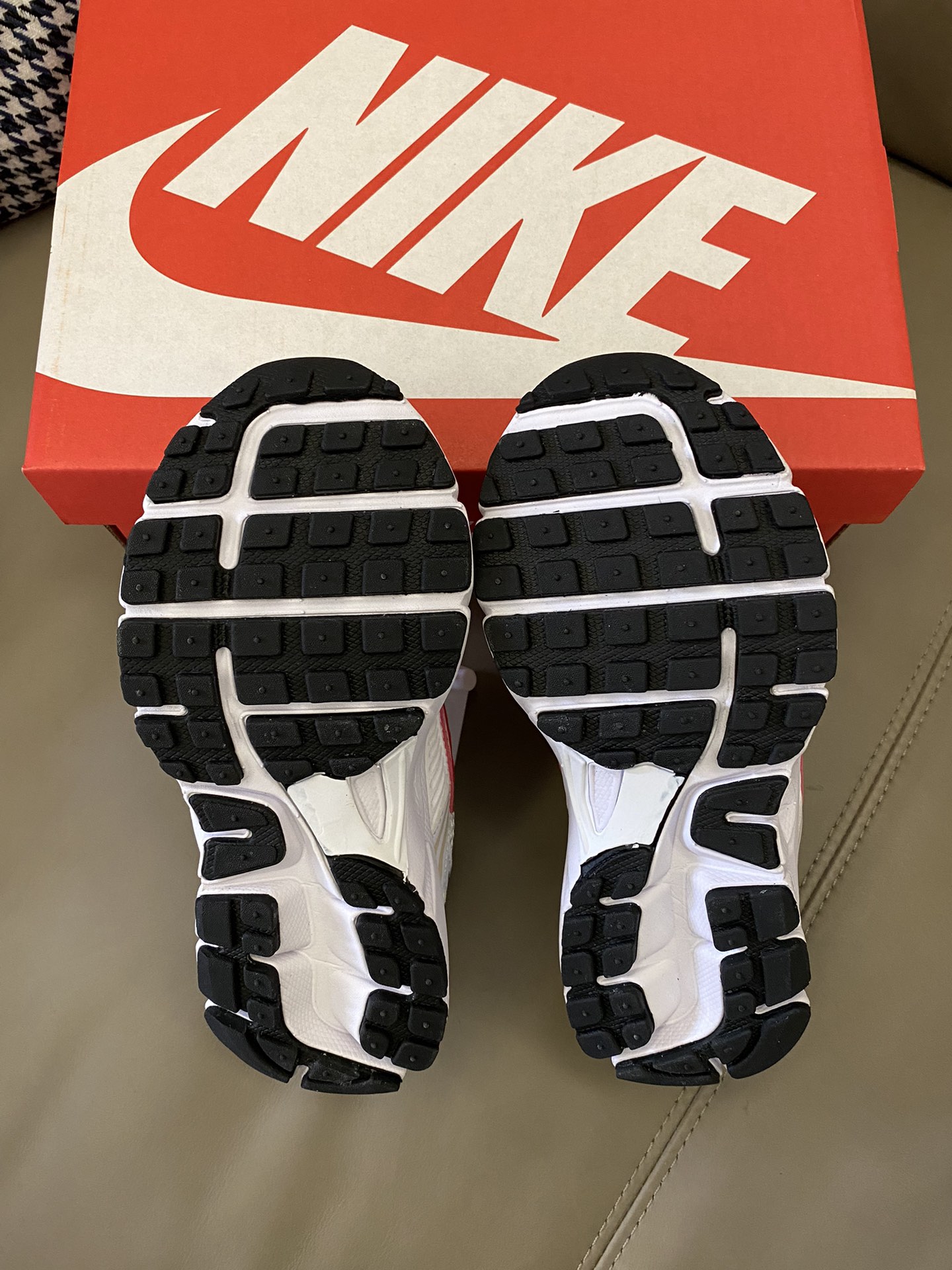 图片[9]-原图直出🌟 这双鞋可以穿着打球、跑步都很香😍属于在两个领域的能力都不错👌🏻而且颜值很高，整体亮眼🤩鞋底是大纹路防滑能力强关键性价比高😻-选品中心