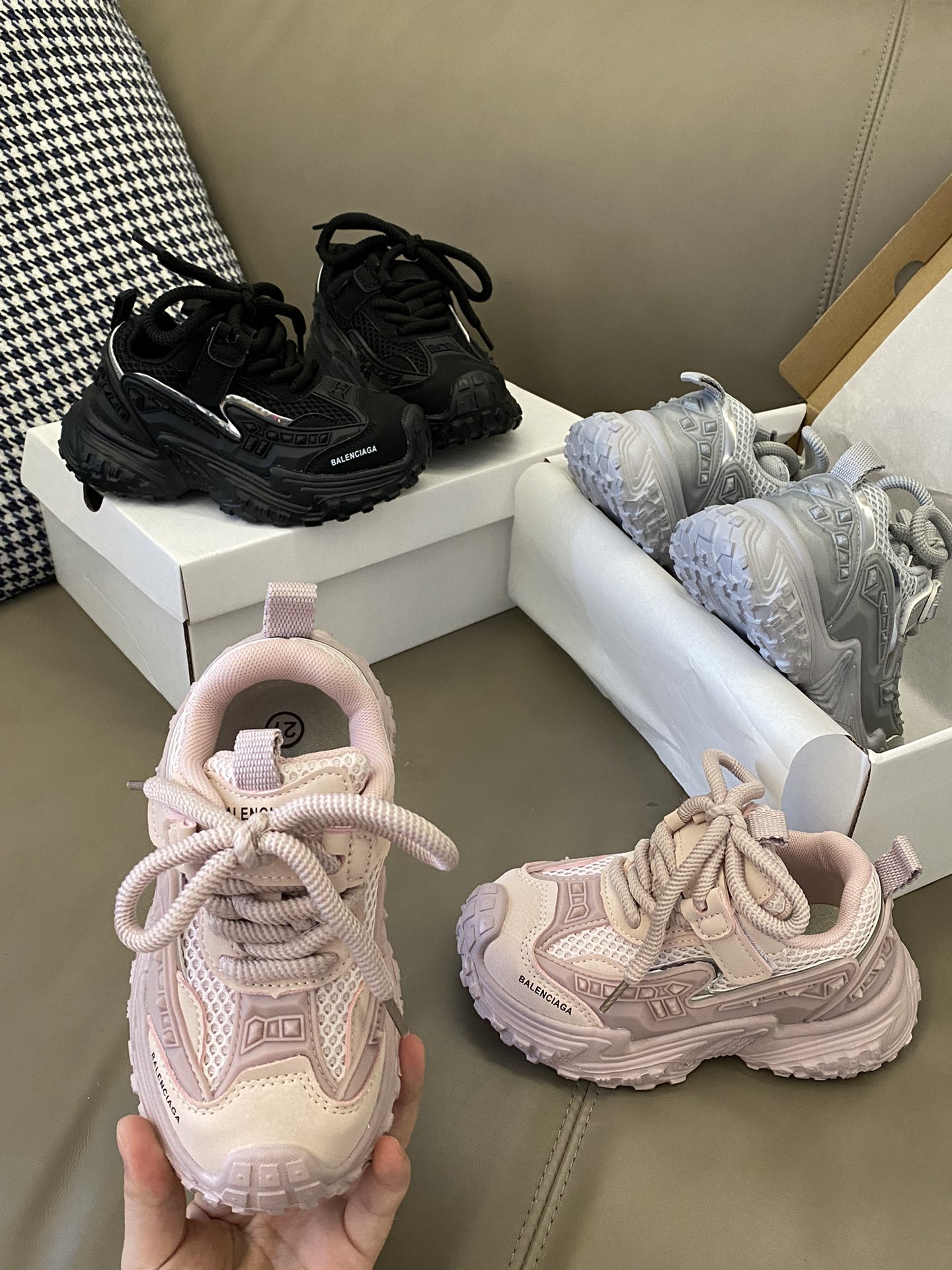 原图直出🌟 鞋面采用网布设计，宝贝穿起来更舒适透气💨 魔术贴设计方便宝贝穿脱✅鞋底是橡胶材质，具有很好的防滑效果👏🏻穿起来更加安-选品中心