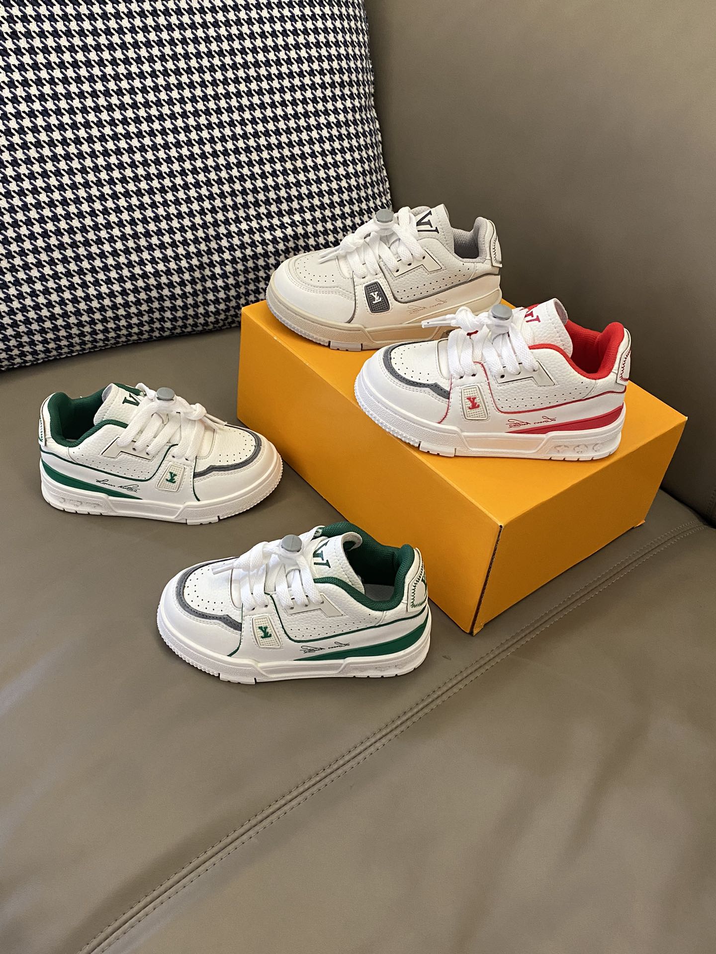 图片[3]-原图直出🌟 LV TRAINER 松紧扣运动板鞋气垫👟鞋面采用轻盈的透气孔设计，让宝贝双脚更加透气💨松紧扣设计方便宝贝自由调节🤩鞋底防滑耐磨✅-选品中心