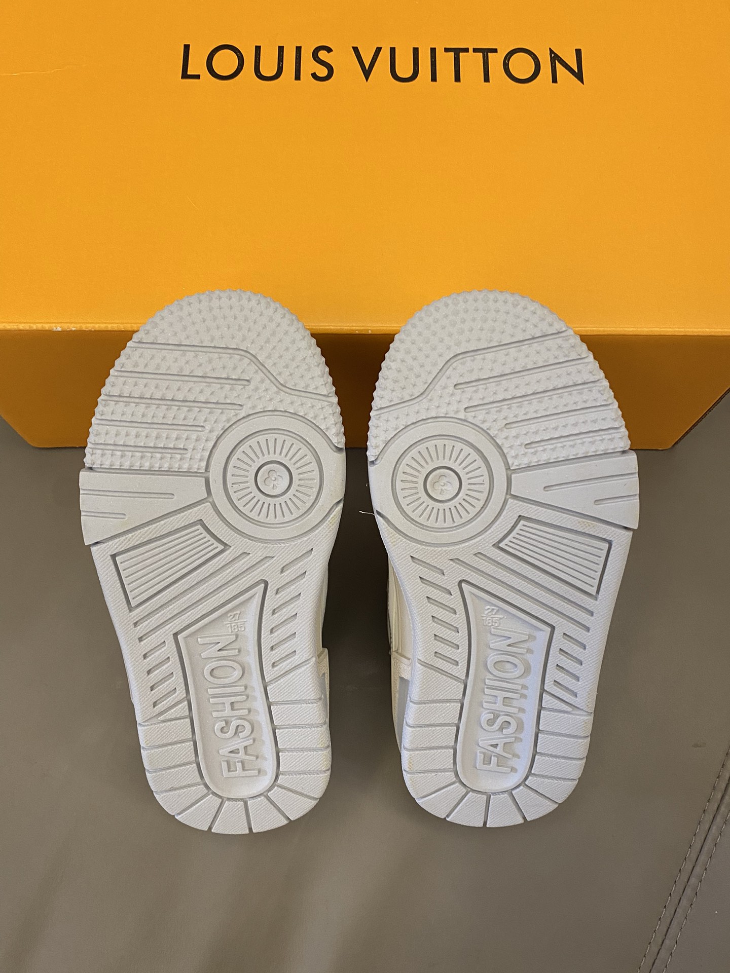 图片[9]-原图直出🌟 LV TRAINER 松紧扣运动板鞋气垫👟鞋面采用轻盈的透气孔设计，让宝贝双脚更加透气💨松紧扣设计方便宝贝自由调节🤩鞋底防滑耐磨✅-选品中心