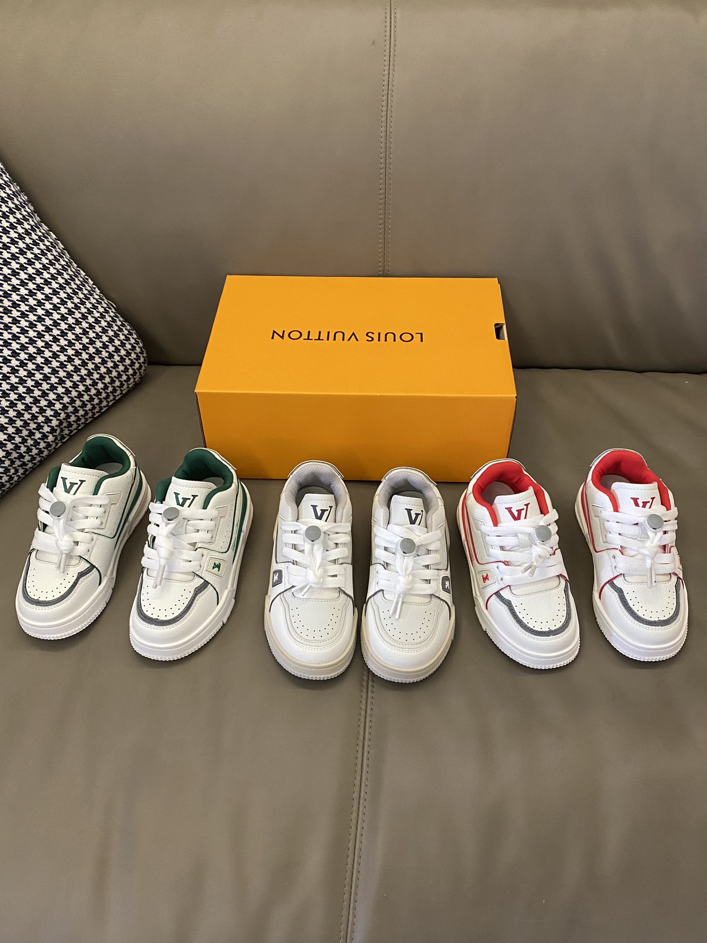 图片[5]-原图直出🌟 LV TRAINER 松紧扣运动板鞋气垫👟鞋面采用轻盈的透气孔设计，让宝贝双脚更加透气💨松紧扣设计方便宝贝自由调节🤩鞋底防滑耐磨✅-选品中心