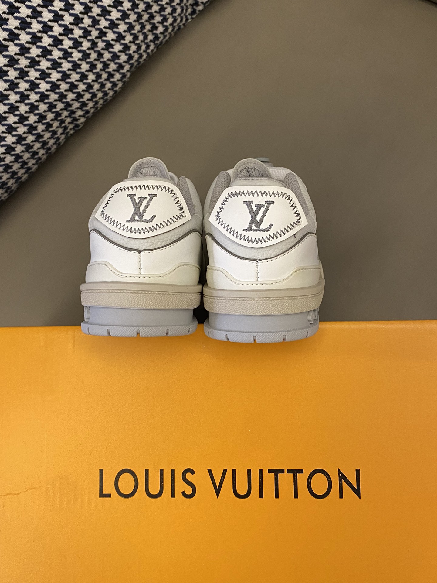 图片[7]-原图直出🌟 LV TRAINER 松紧扣运动板鞋气垫👟鞋面采用轻盈的透气孔设计，让宝贝双脚更加透气💨松紧扣设计方便宝贝自由调节🤩鞋底防滑耐磨✅-选品中心