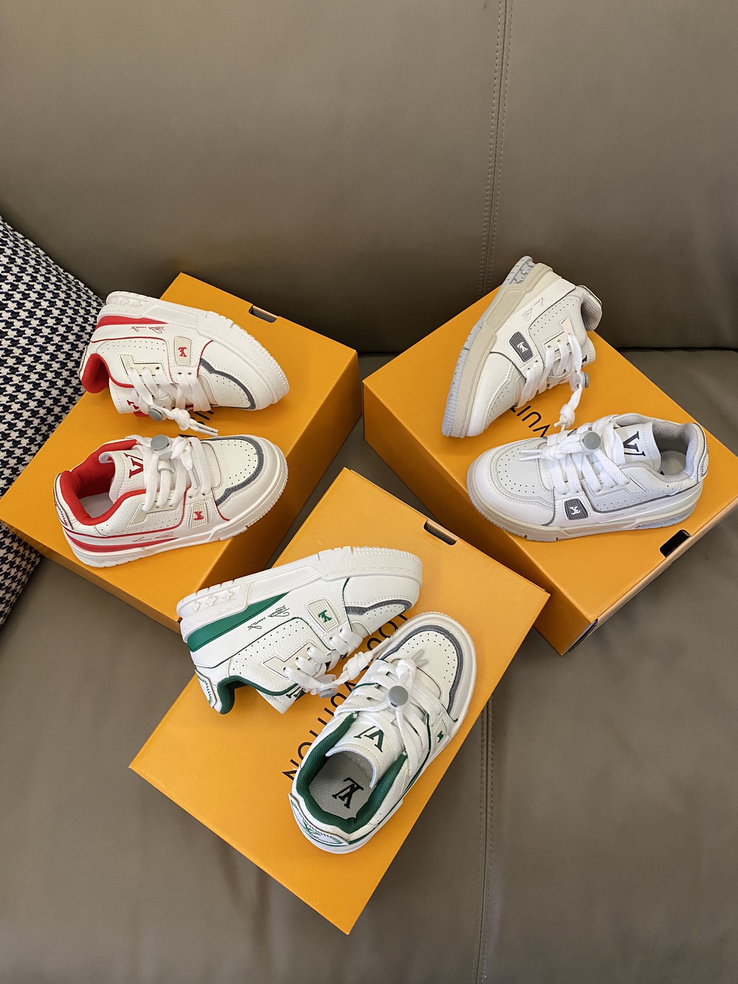 图片[8]-原图直出🌟 LV TRAINER 松紧扣运动板鞋气垫👟鞋面采用轻盈的透气孔设计，让宝贝双脚更加透气💨松紧扣设计方便宝贝自由调节🤩鞋底防滑耐磨✅-选品中心