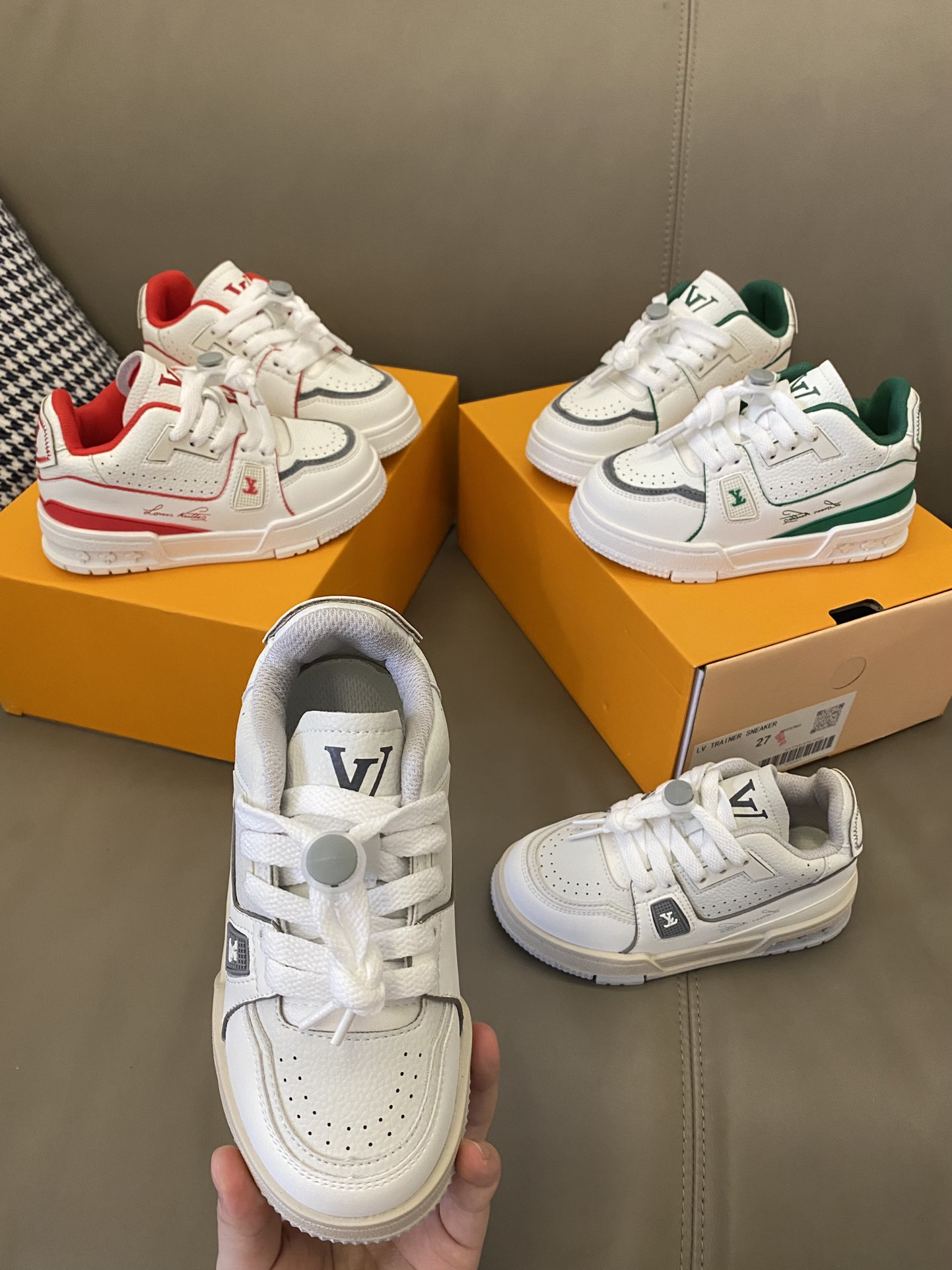 原图直出🌟 LV TRAINER 松紧扣运动板鞋气垫👟鞋面采用轻盈的透气孔设计，让宝贝双脚更加透气💨松紧扣设计方便宝贝自由调节🤩鞋底防滑耐磨✅-选品中心