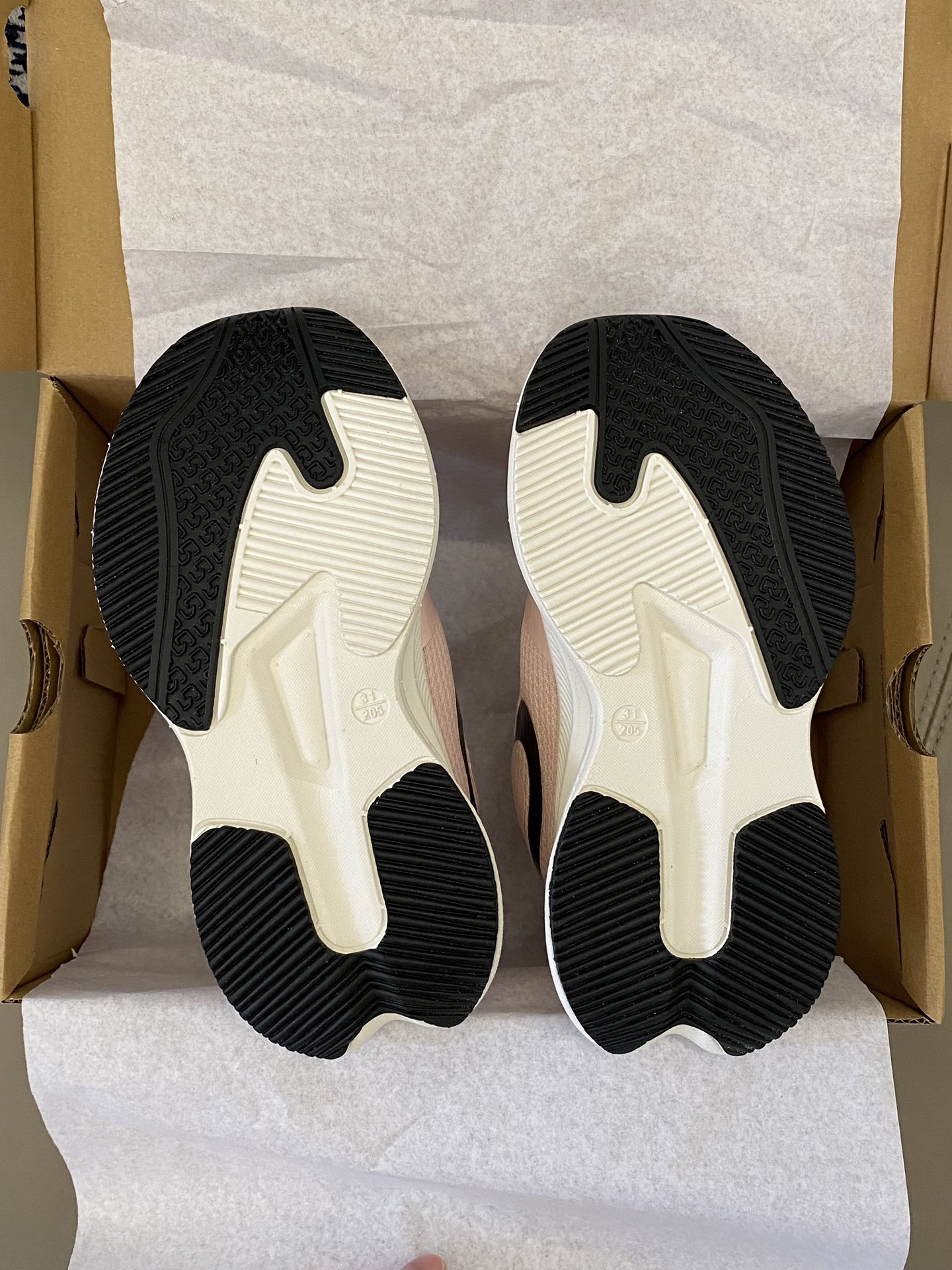 图片[9]-原图直出🌟 旋转扣设计方便宝贝穿脱✅微翘防踢鞋头🤩有效保护稚嫩双脚👣橡胶鞋底提供足够的减震回弹🐵并且十分的耐弯折😍让宝宝安安心心的去玩耍-选品中心