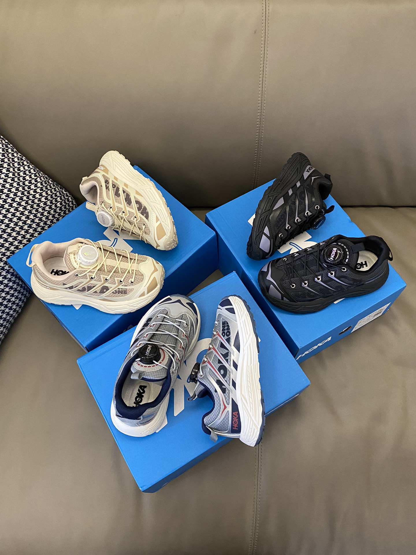 图片[2]-~ 原图直出🌟 鞋面采用了皮革相拼，带来良好的舒适性和强支撑力🤘EVA中底厚实而轻便😻鞋底防滑耐磨🎊 旋转扣设计方便宝贝穿脱✅-选品中心