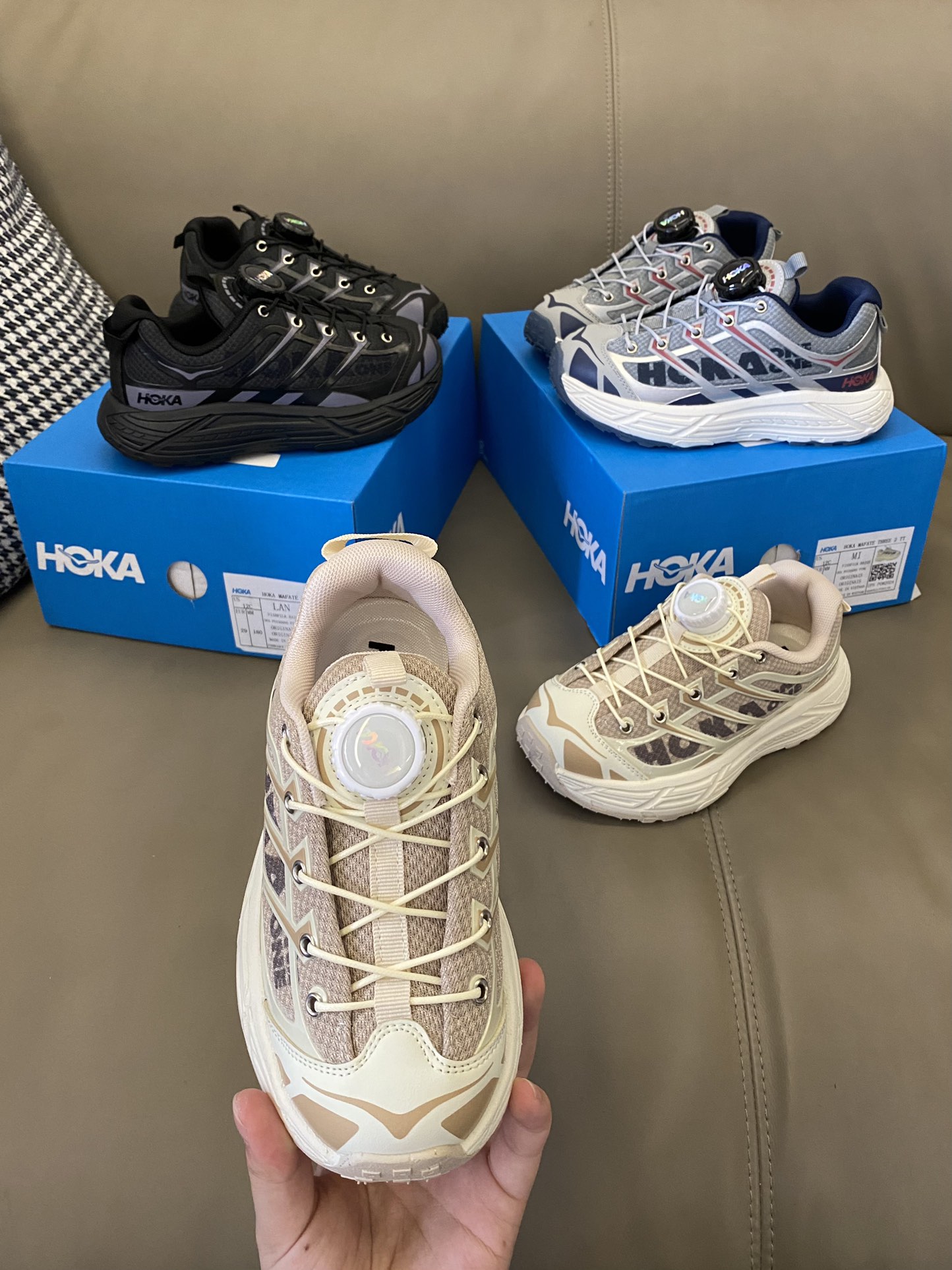 ~ 原图直出🌟 鞋面采用了皮革相拼，带来良好的舒适性和强支撑力🤘EVA中底厚实而轻便😻鞋底防滑耐磨🎊 旋转扣设计方便宝贝穿脱✅-选品中心