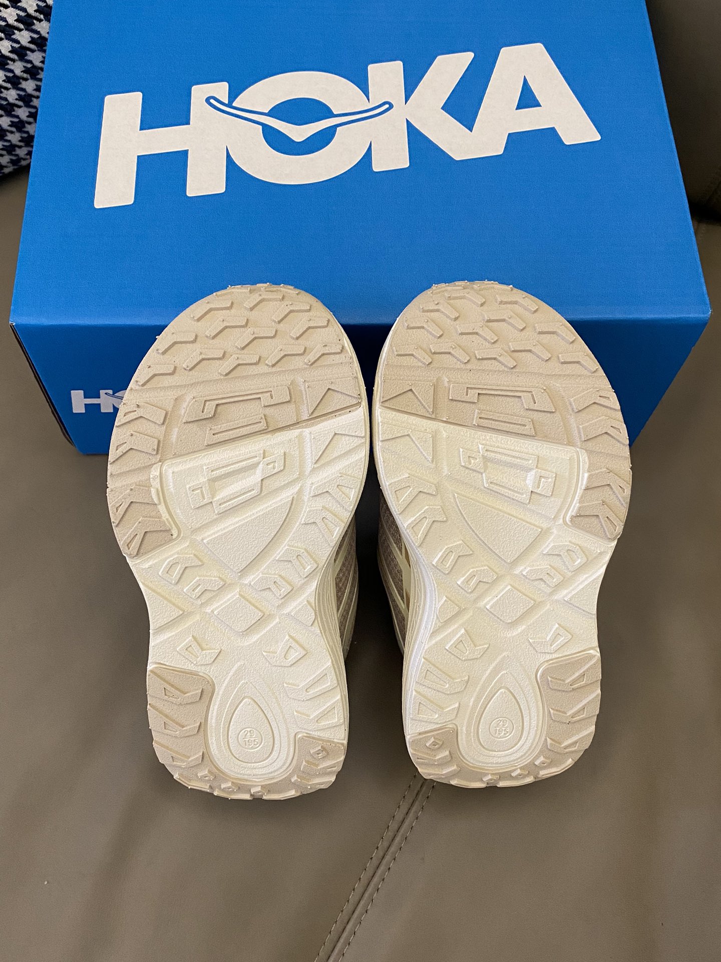 图片[9]-~ 原图直出🌟 鞋面采用了皮革相拼，带来良好的舒适性和强支撑力🤘EVA中底厚实而轻便😻鞋底防滑耐磨🎊 旋转扣设计方便宝贝穿脱✅-选品中心